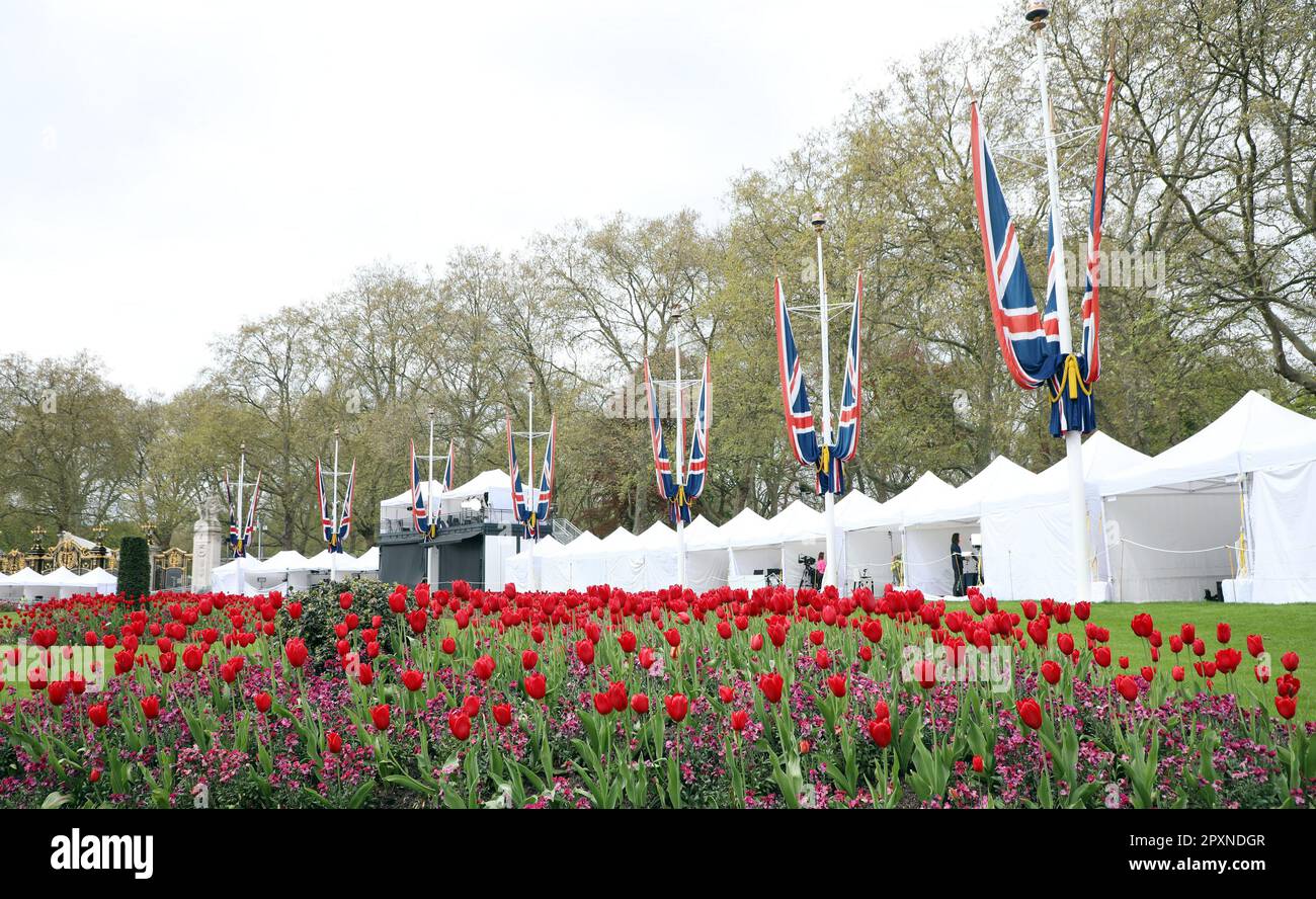 Londra, Regno Unito. 02nd maggio, 2023. Un villaggio di mezzi di comunicazione è stato istituito per i media internazionali fuori Buckingham Palace in vista della incoronazione del Re questo Sabato a Londra Martedì, 02 maggio, 2023.migliaia di giornalisti sono attesi per arrivare nei prossimi giorni. Foto di Hugo Philpott/UPI Credit: UPI/Alamy Live News Foto Stock