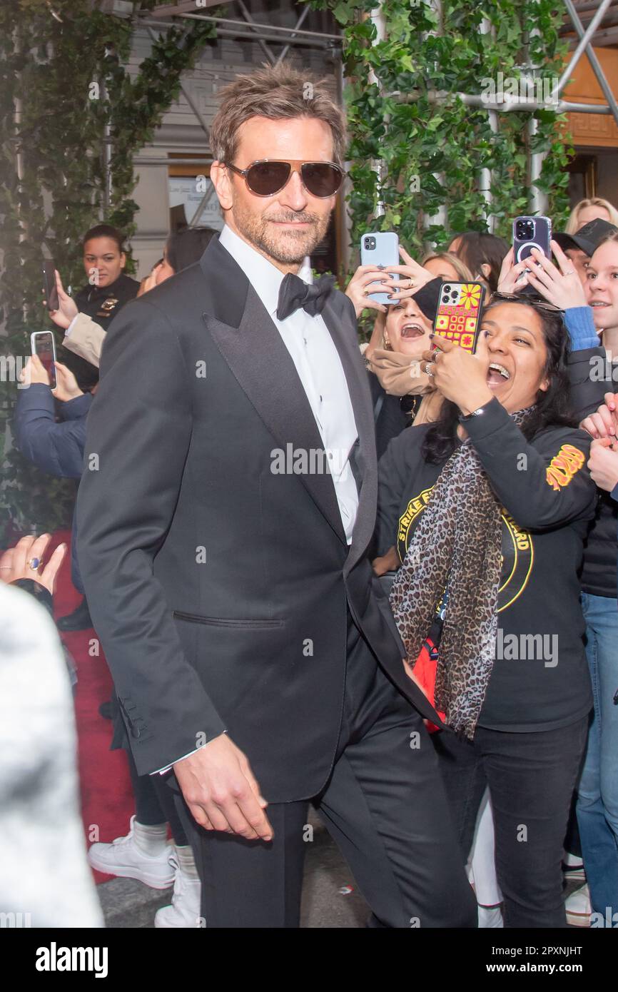 New York, Stati Uniti. 01st maggio, 2023. NEW YORK, NEW YORK - 01 MAGGIO: Bradley Cooper parte dal Pierre Hotel per il Met Gala 2023 del 01 maggio 2023 a New York City. Credit: SOPA Images Limited/Alamy Live News Foto Stock