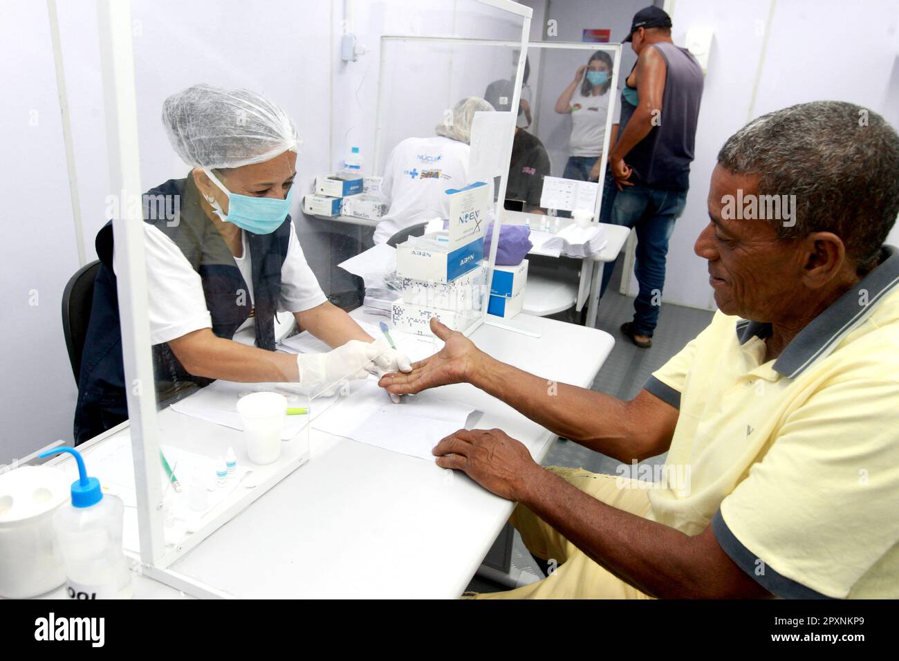 feira de santana, bahia, brasile - 21 aprile 2023: La gente prende un test rapido per rilevare la malattia in un centro medico istituito nella micareta del cit Foto Stock