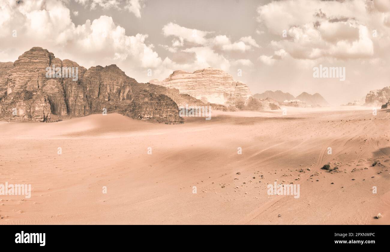 Panorama del deserto di Wadi Rum in Giordania con atmosfera retrò o vintage sbiadita monocromatica. Bellezza in natura. Modifica creativa. Foto Stock