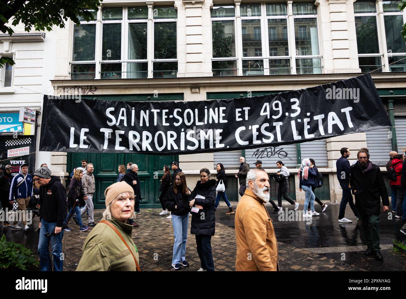 Parigi, Francia. 01st maggio, 2023. Un banner che recita "il terrorismo di Saint-Soline e del 49,3 è lo Stato” visto durante la protesta della giornata del lavoro. La giornata del lavoro in Francia è stata segnata da centinaia di arresti, nonché da numerosi poliziotti e manifestanti feriti durante gli scontri. A Parigi, una marcia pacifica e festosa si contrapponeva a una marcia più radicale dove si sono verificati violenti scontri. Entrambi partirono da Place de Republique a Place de la Nation. I manifestanti restano fermi nella lotta contro la nuova legge Pens che mira ad innalzare l’età. Credit: SOPA Images Limited/Alamy Live News Foto Stock