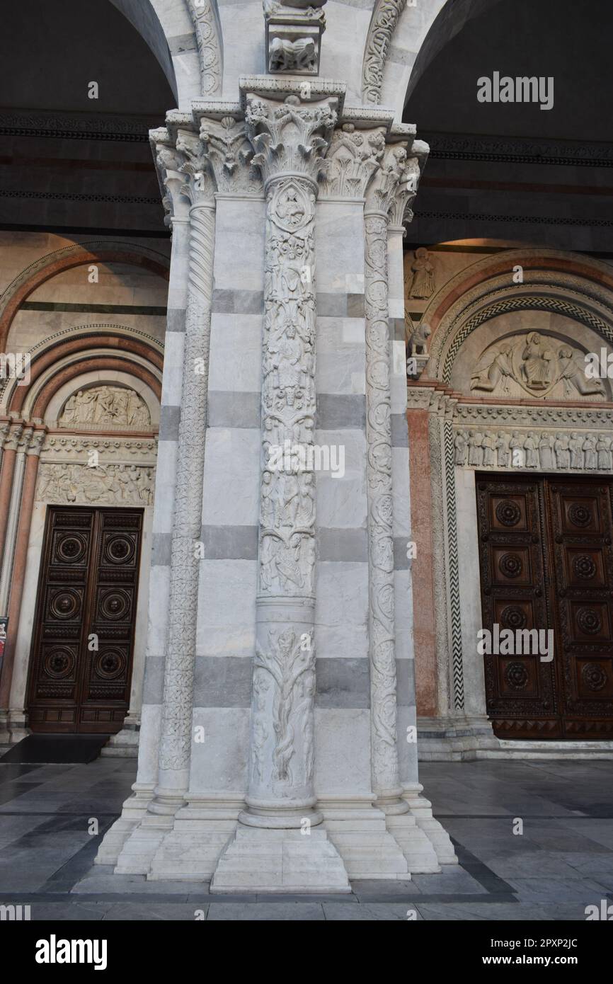 Un'imponente struttura architettonica caratterizzata da colonne ornate, porte e colonne in pietra in un cortile centrale Foto Stock