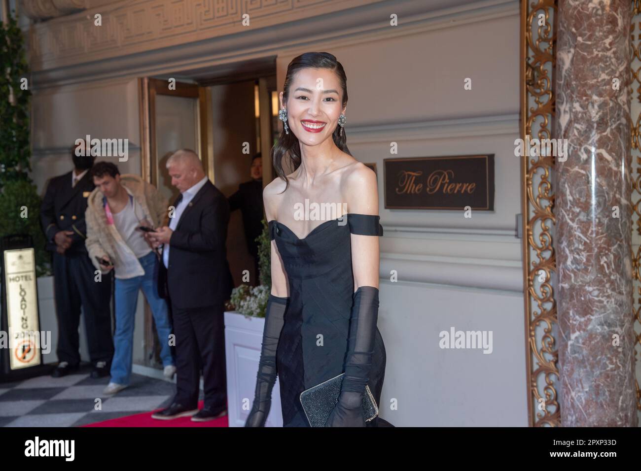 NEW YORK, NEW YORK - Maggio 01: Liu Wen Wear Tory Burch parte dal Pierre Hotel per il 2023° Met Gala il 01 maggio 2023 a New York City. (Foto di Ron Adar / SOPA Images/Sipa USA) Foto Stock