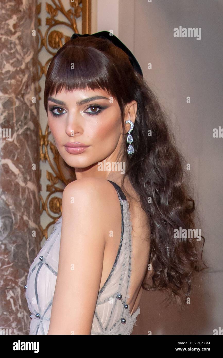 NEW YORK, NEW YORK - 01 MAGGIO: Emily Ratajkowski indossa Tory Burch, parte dal Pierre Hotel per il Met Gala delle 2023:00 il 01 maggio 2023 a New York City. (Foto di Ron Adar / SOPA Images/Sipa USA) Foto Stock