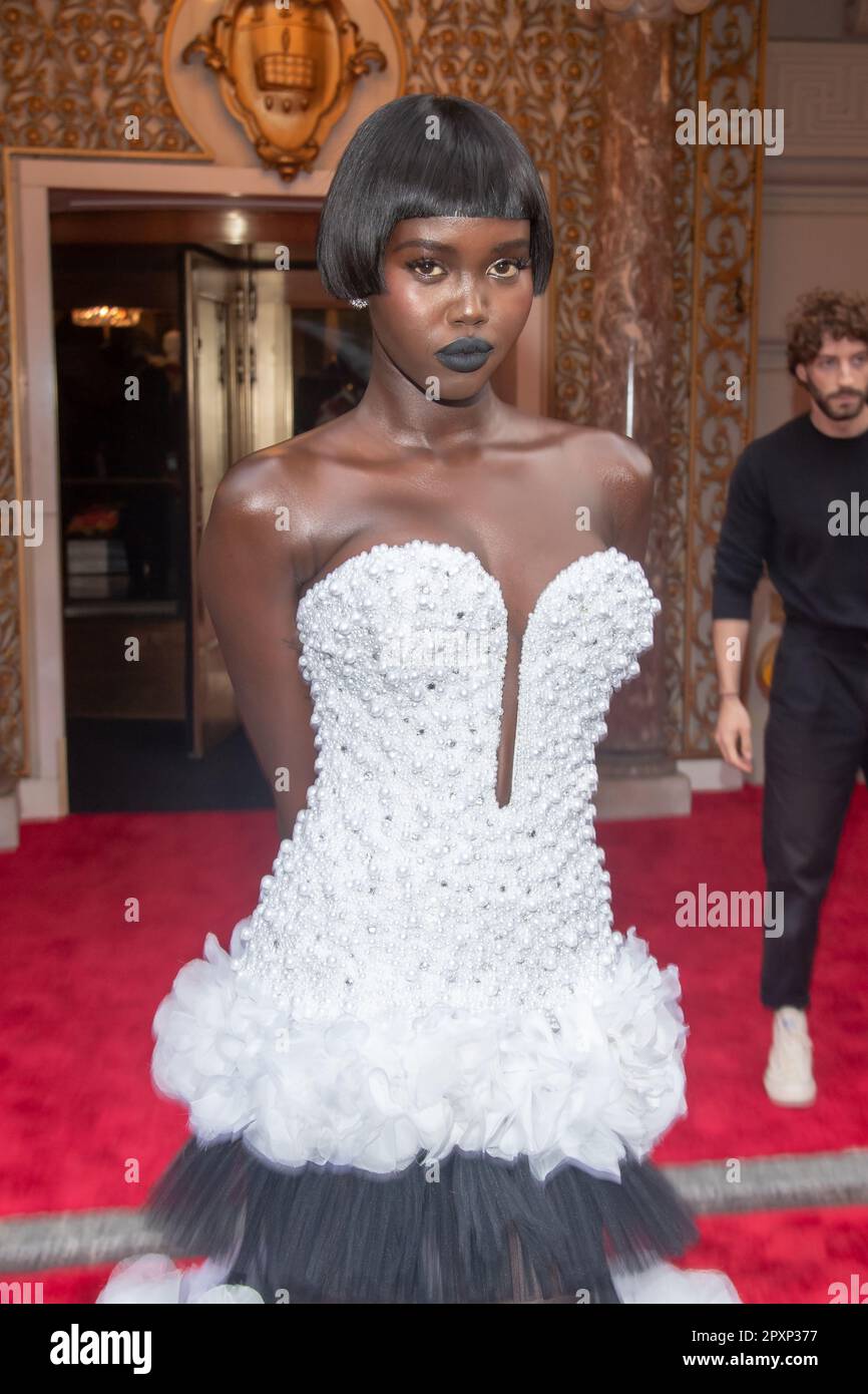 New York, Stati Uniti. 01st maggio, 2023. NEW YORK, NEW YORK - Maggio 01: L'Adut Akech Bior che indossa Carolina Herrera parte dal Pierre Hotel per il 2023° Met Gala il 01 maggio 2023 a New York City. (Foto di Ron Adar/SOPA Images/Sipa USA) Credit: Sipa USA/Alamy Live News Foto Stock