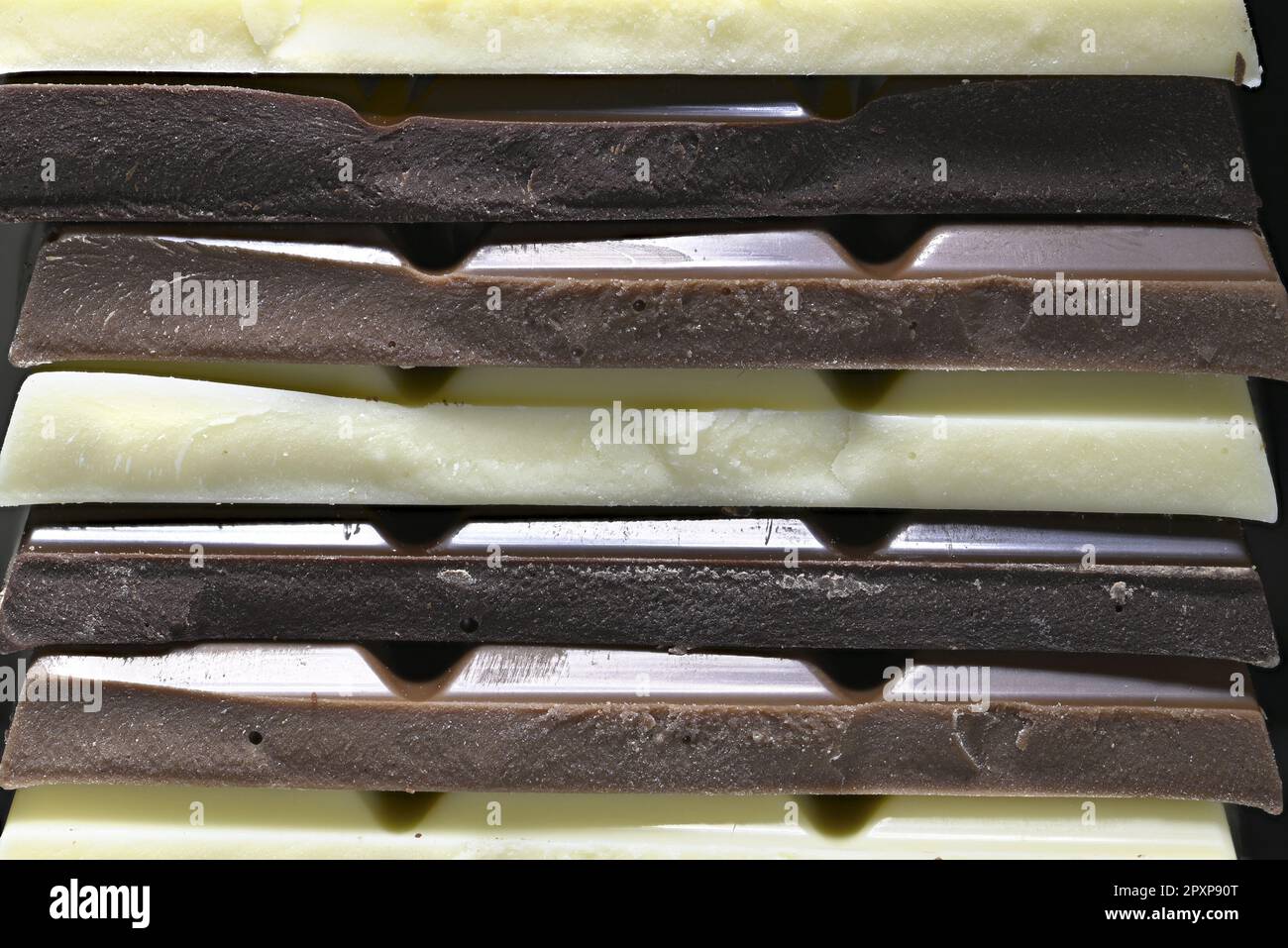 Scuro, latte e cioccolato bianco in una pila Foto Stock