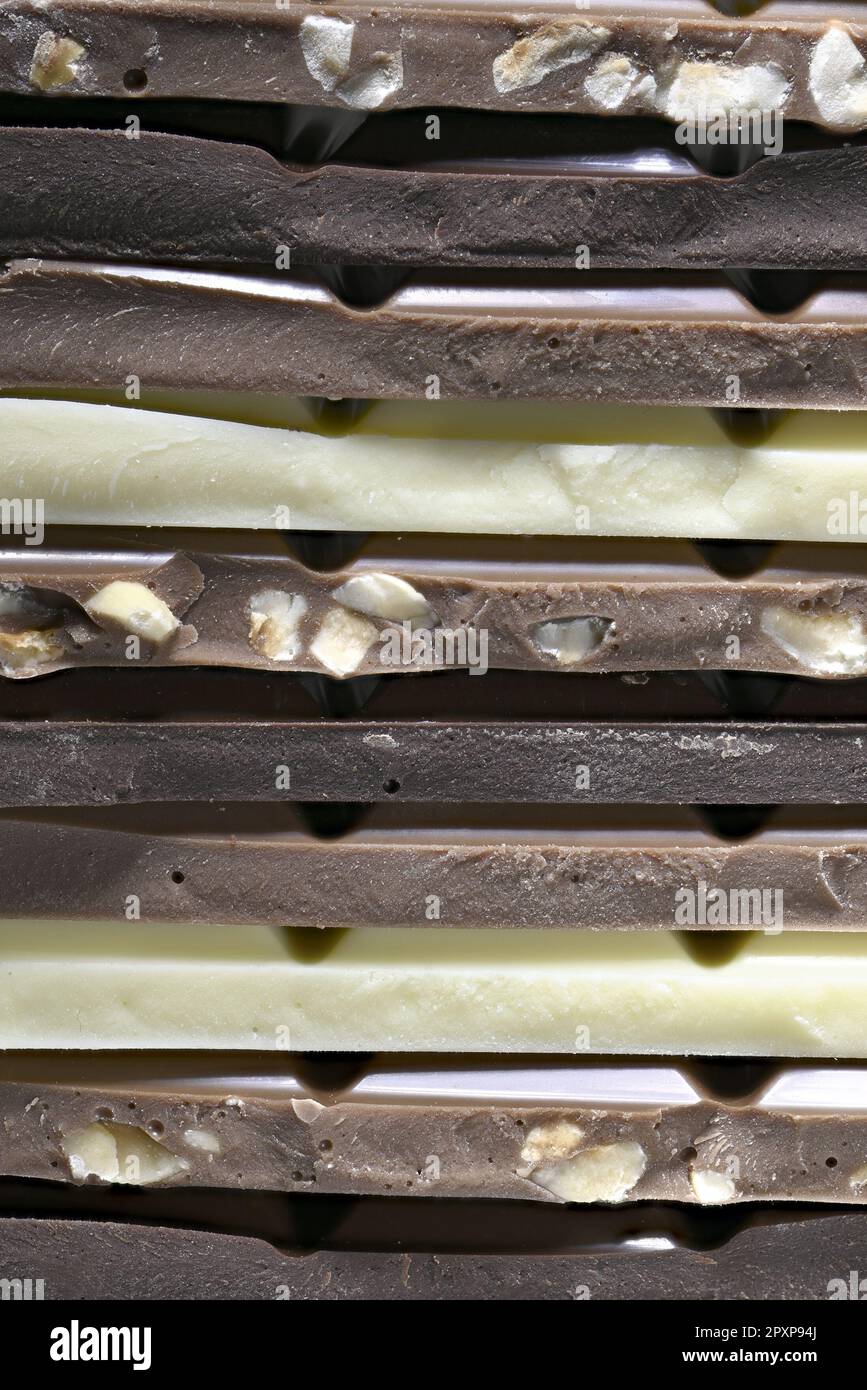 Scuro, latte, nocciola e cioccolato bianco in una pila Foto Stock