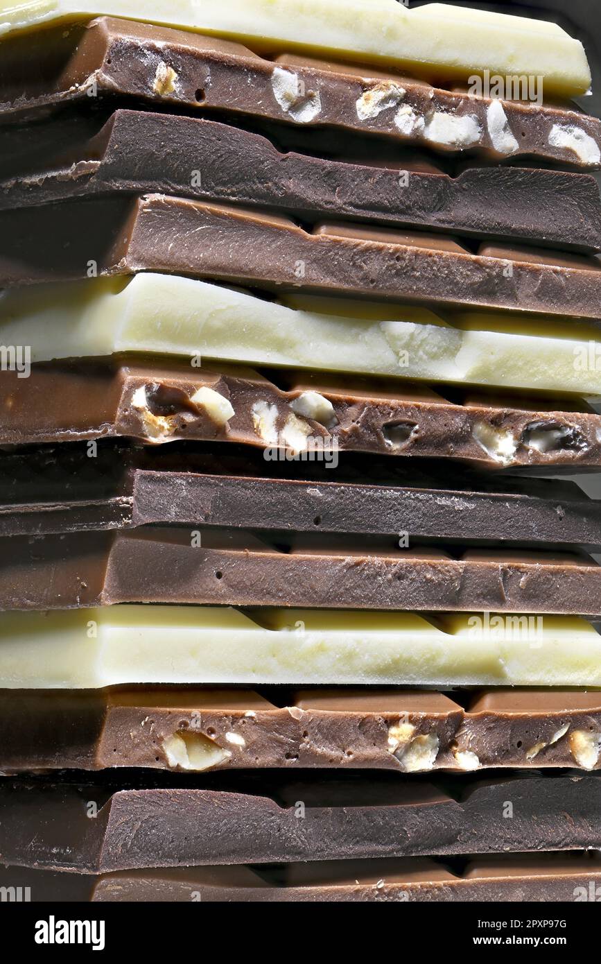 Scuro, latte, nocciola e cioccolato bianco in una pila Foto Stock