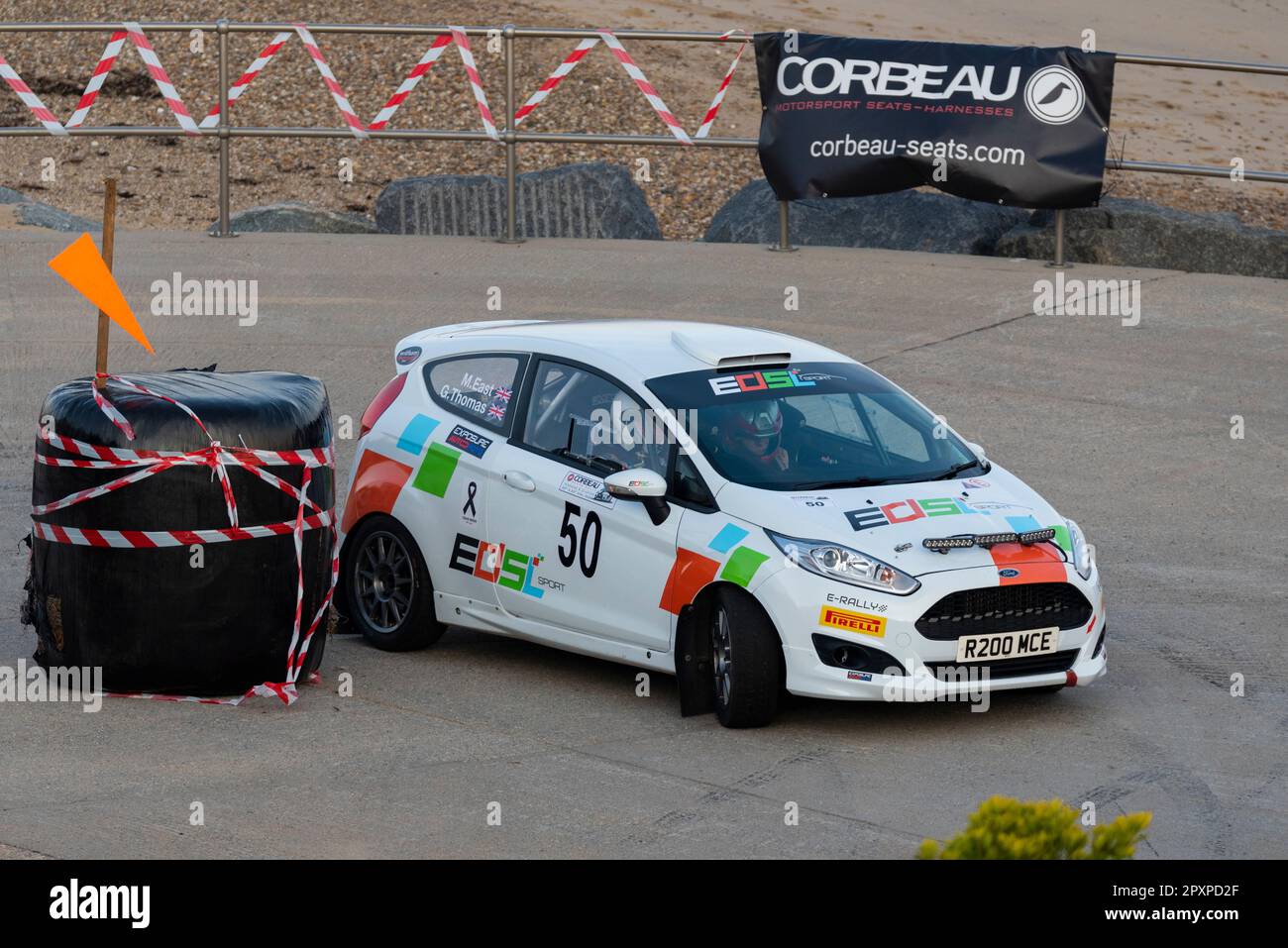 Mike East corre una Ford Fiesta Rally2 che gareggia nel Corbeau Seats rally sul lungomare di Clacton, Essex, Regno Unito. Il co-pilota Glyn Thomas Foto Stock