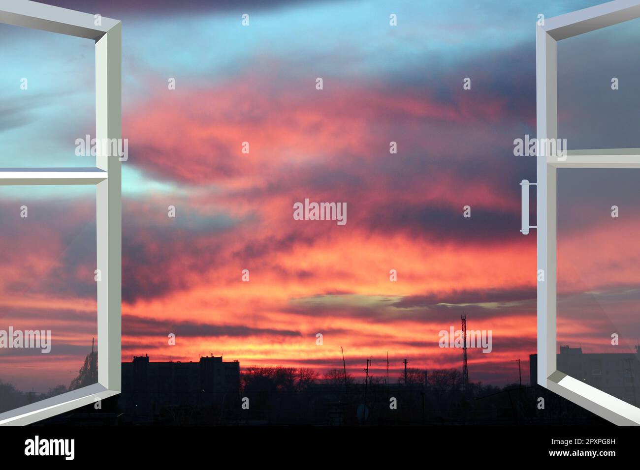 Finestre di plastica che si affacciano sul bellissimo tramonto cremisi. Vista dalla finestra di casa aperta al tramonto. Tramonto Crimson fuori dalla finestra. Sera fuori Foto Stock