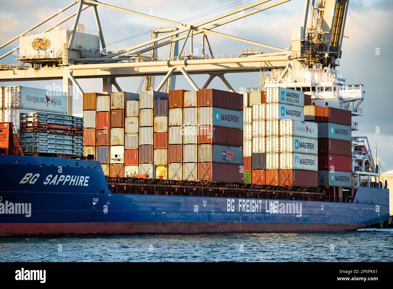 Rotterdam, Paesi Bassi - Novembre 22 2021 : pila di container sul ponte di una nave container pronta per essere scaricata da gru di grandi dimensioni Foto Stock