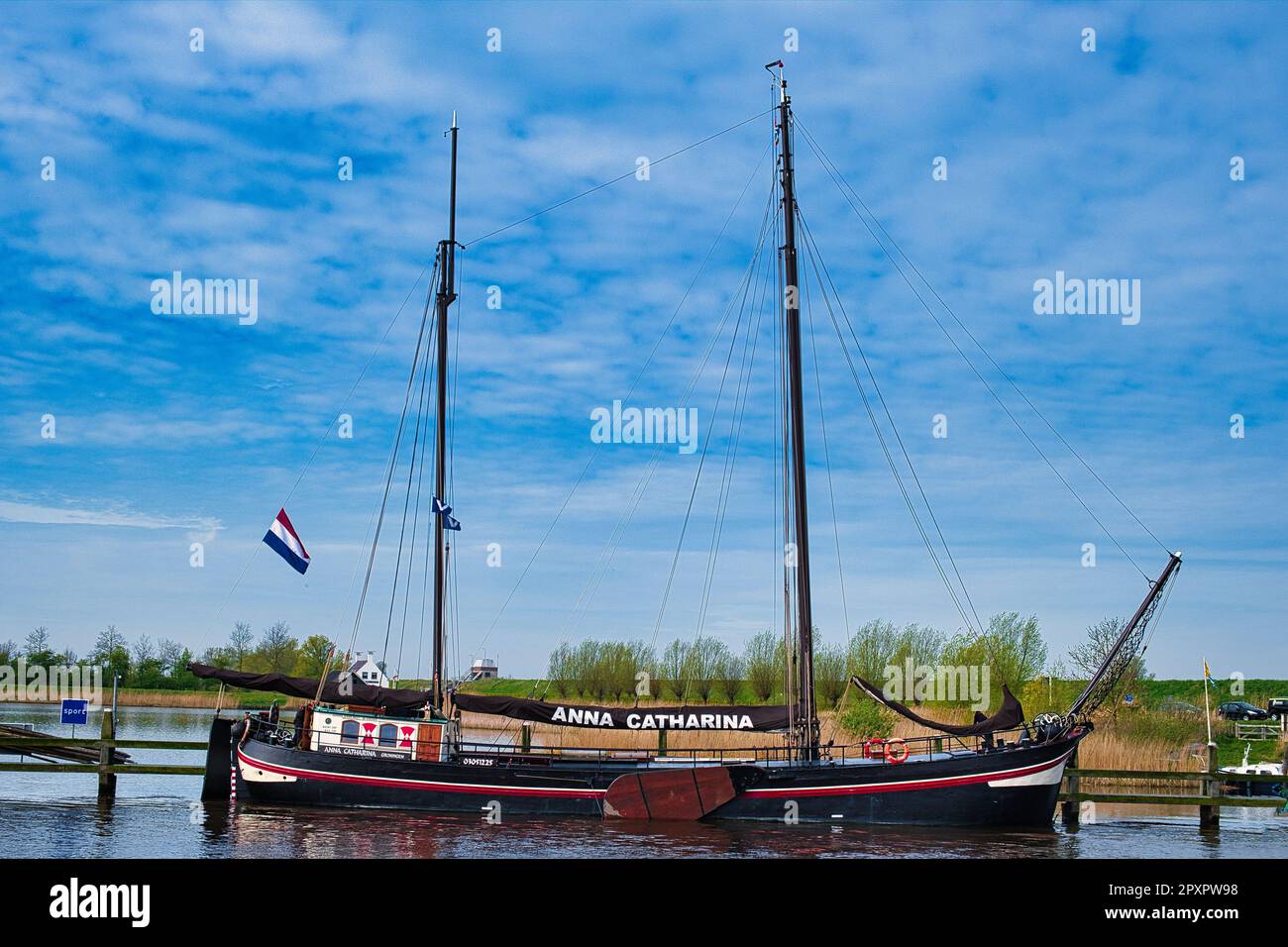 Una chiatta di Clipper (klipperaak), una chiatta di vela olandese tradizionale, ora usata per scopi ricreativi, nel porto di Zoutkamp, nei Paesi Bassi Foto Stock