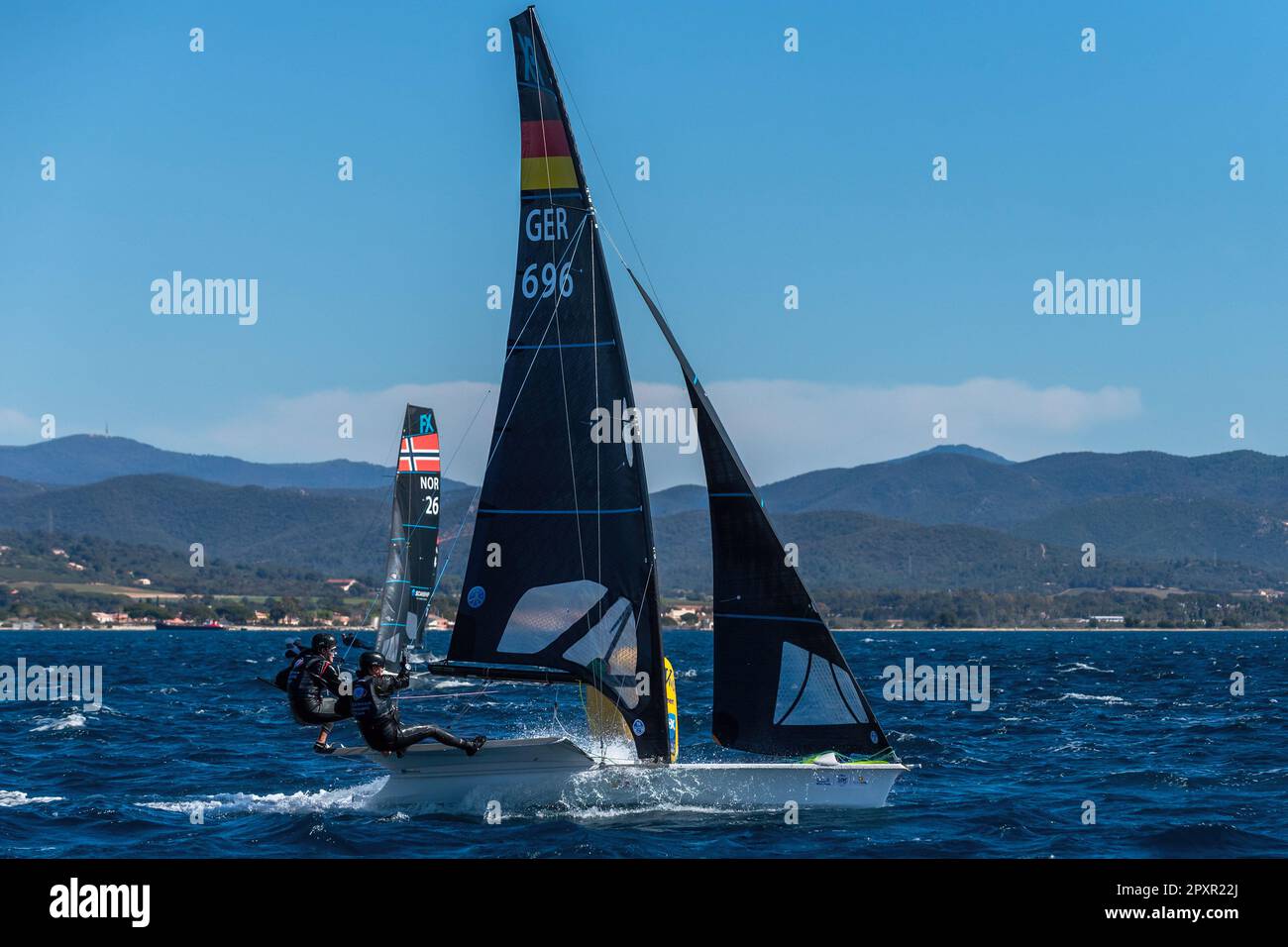 La squadra tedesca (Katharina Schwachhofer ed Elena Stoltze) compete nella categoria FX il giorno 2 durante la settimana francese olimpica 2023. La settimana olimpica francese 2023 si terrà a Hyeres-les-Palmiers dal 23 al 30 aprile 2023 e riunirà i migliori specialisti del mondo in eventi velistici per i prossimi Giochi olimpici di Parigi 2024. (Foto di Laurent Coust/SOPA Images/Sipa USA) Credit: Sipa USA/Alamy Live News Foto Stock