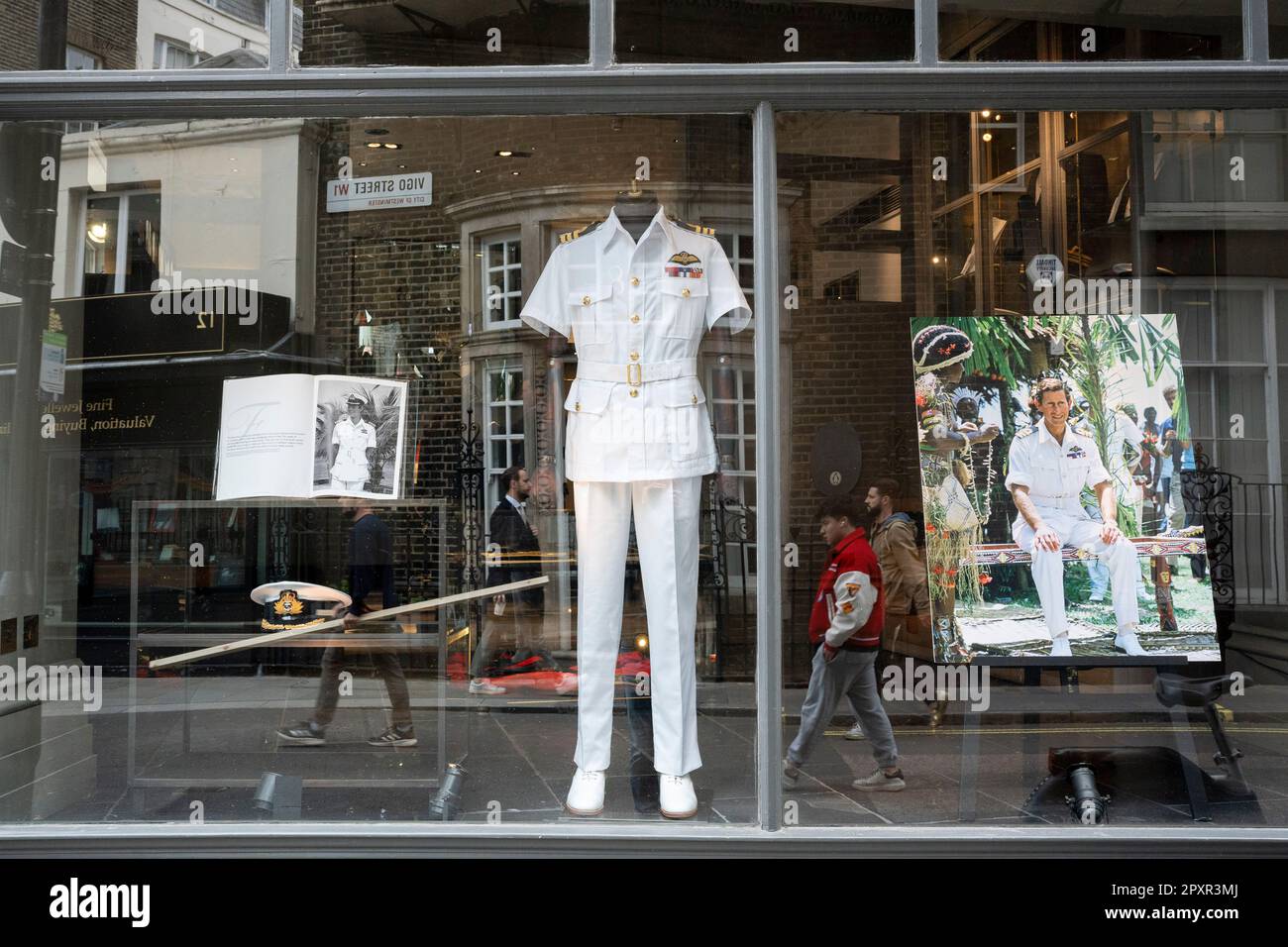 Con cinque giorni di tempo prima dell'incoronazione del re Carlo III, dopo la morte della regina Elisabetta lo scorso anno, la "giacca di cespuglio" tropicale indossata dall'allora principe del Galles durante i tour stranieri è vista nella finestra di Gieves & Hawkes, il 2nd maggio 2023, a Londra, Inghilterra. Foto Stock