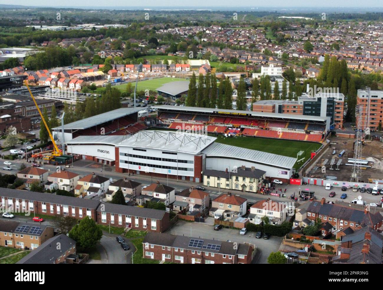 Una generale vista aerea del campo da corsa, sede di Wrexham, davanti ad una parata di vittoria a Wrexham, Galles. Data immagine: Martedì 2 maggio 2023. Foto Stock