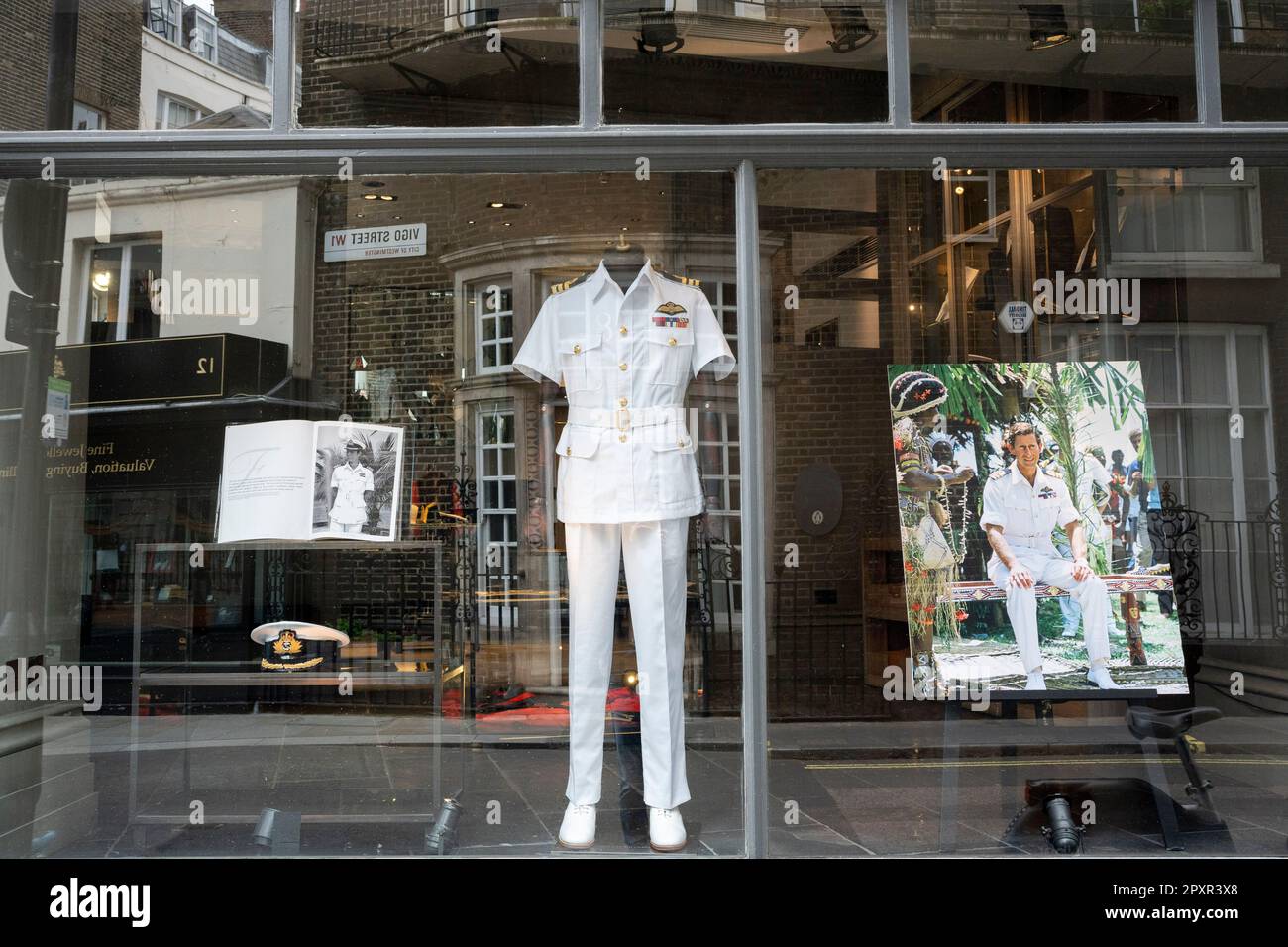Con cinque giorni di tempo prima dell'incoronazione del re Carlo III, dopo la morte della regina Elisabetta lo scorso anno, la "giacca di cespuglio" tropicale indossata dall'allora principe del Galles durante i tour stranieri è vista nella finestra di Gieves & Hawkes, il 2nd maggio 2023, a Londra, Inghilterra. Foto Stock