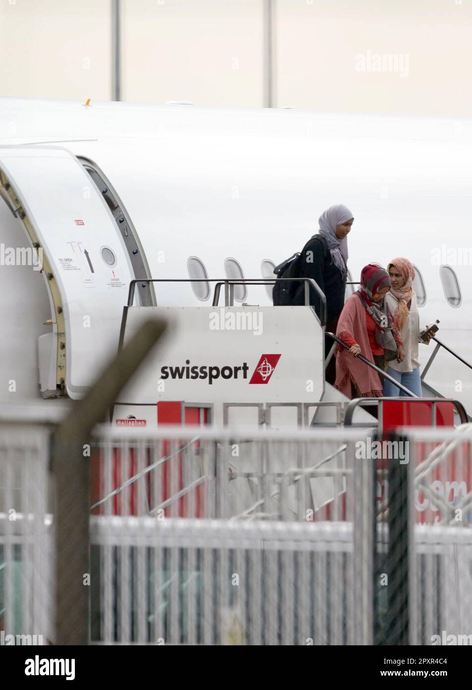 Le persone evacuate dal Sudan arrivano con un volo da Cipro all'aeroporto di Birmingham. Circa 1.400 militari sono coinvolti nell'evacuazione su larga scala dei cittadini britannici. Data immagine: Martedì 2 maggio 2023. Foto Stock