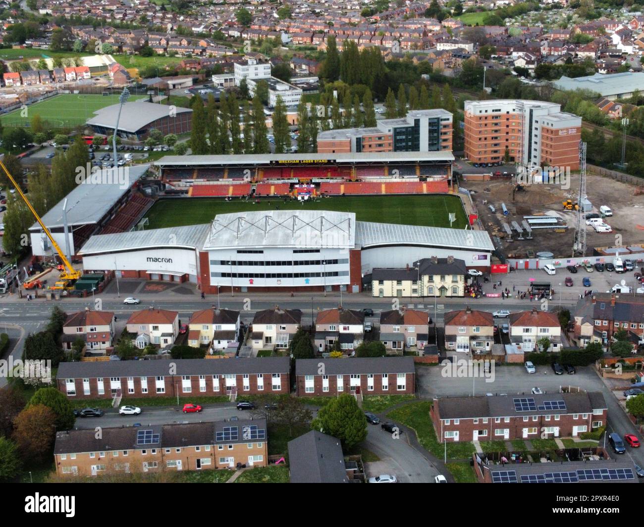 Una generale vista aerea del campo da corsa, sede di Wrexham, davanti ad una parata di vittoria a Wrexham, Galles. Data immagine: Martedì 2 maggio 2023. Foto Stock