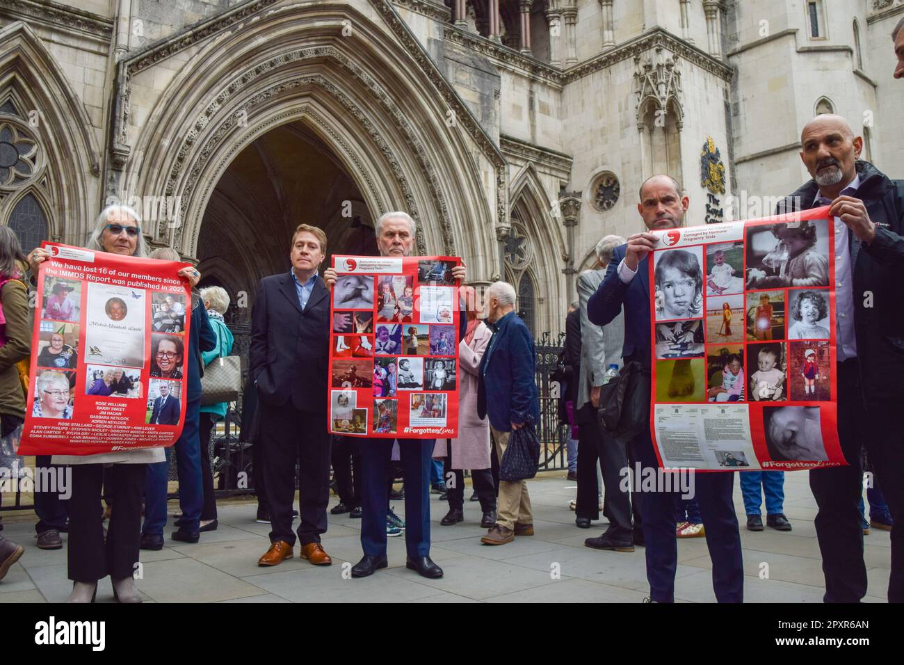 Londra, Regno Unito. 2nd maggio 2023. Oltre 200 persone hanno avviato un'azione legale contro Bayer Pharma, Schering Health Care, Aventis Pharma e il governo del Regno Unito per ottenere un risarcimento per un test di gravidanza ormonale chiamato Primodos somministrato dagli anni '1950s agli anni '1970s, che presumibilmente ha causato gravi difetti congeniti. Alcune persone che intraprendono azioni legali si sono riunite al di fuori delle Corti reali di giustizia prima dell'udienza. Credit: Vuk Valcic/Alamy Live News Foto Stock