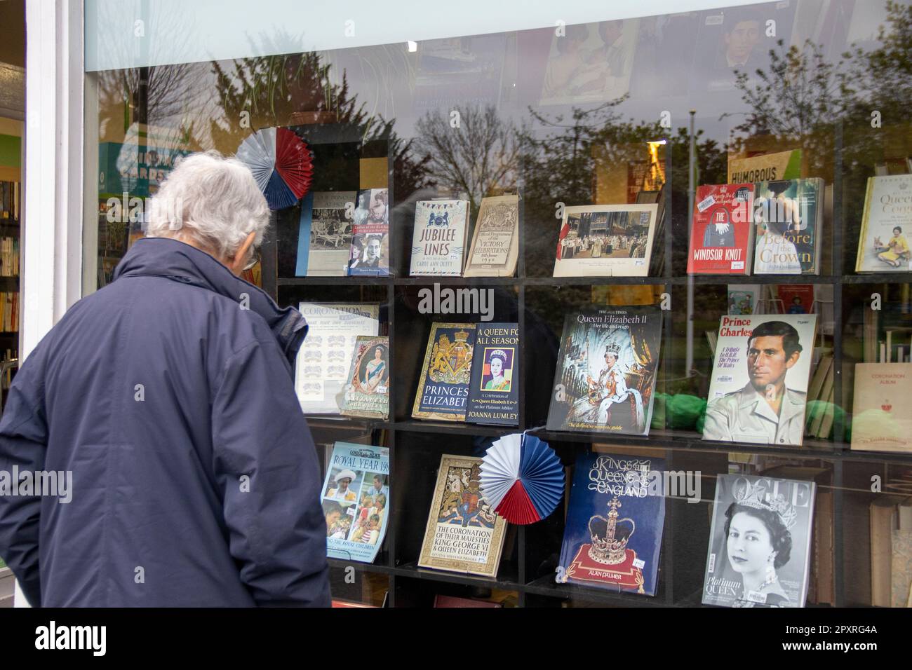 West London, Regno Unito. 02nd maggio, 2023. L'esposizione nella maggior parte delle librerie londinesi espone libri che presentano re Carlo III e la tarda regina. Credit: Sinai Noor/Alamy Live News Foto Stock