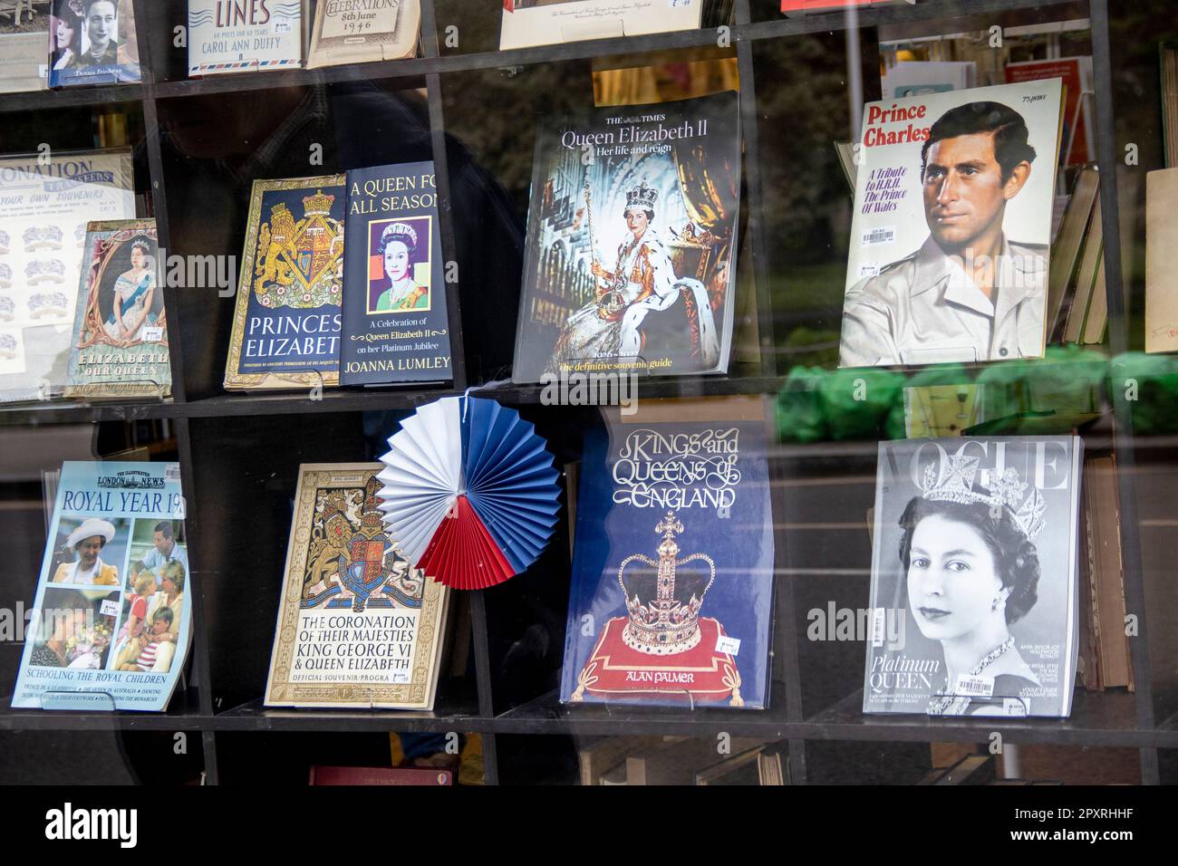 West London, Regno Unito. 02nd maggio, 2023. L'esposizione nella maggior parte delle librerie londinesi espone libri che presentano re Carlo III e la tarda regina. Credit: Sinai Noor/Alamy Live News Foto Stock