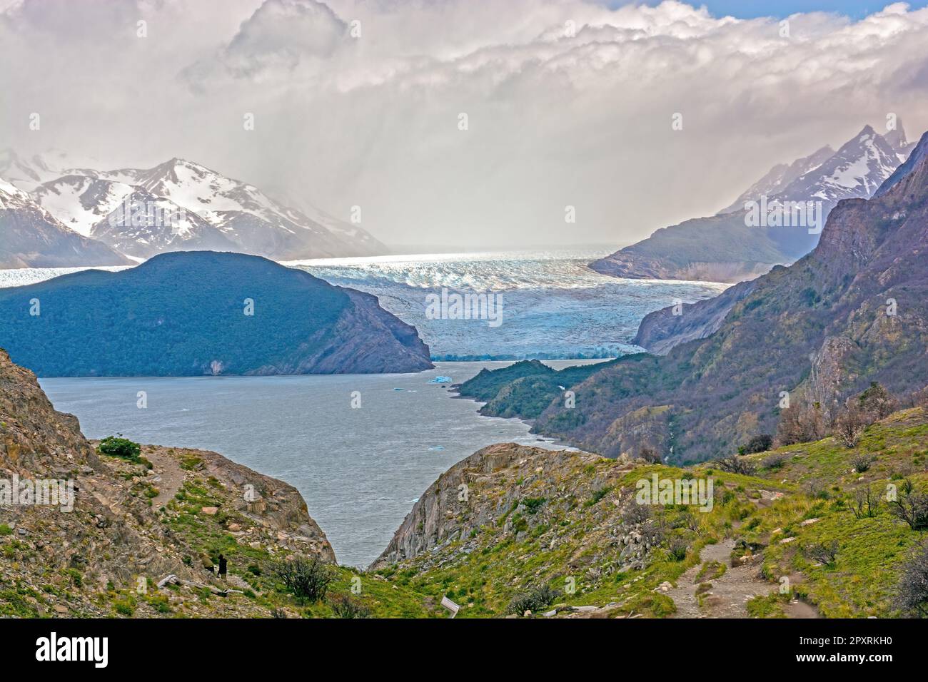 Massiccio ghiacciaio che discenderà dal Mist di montagna sul Ghiacciaio grigio in Patagonia Foto Stock
