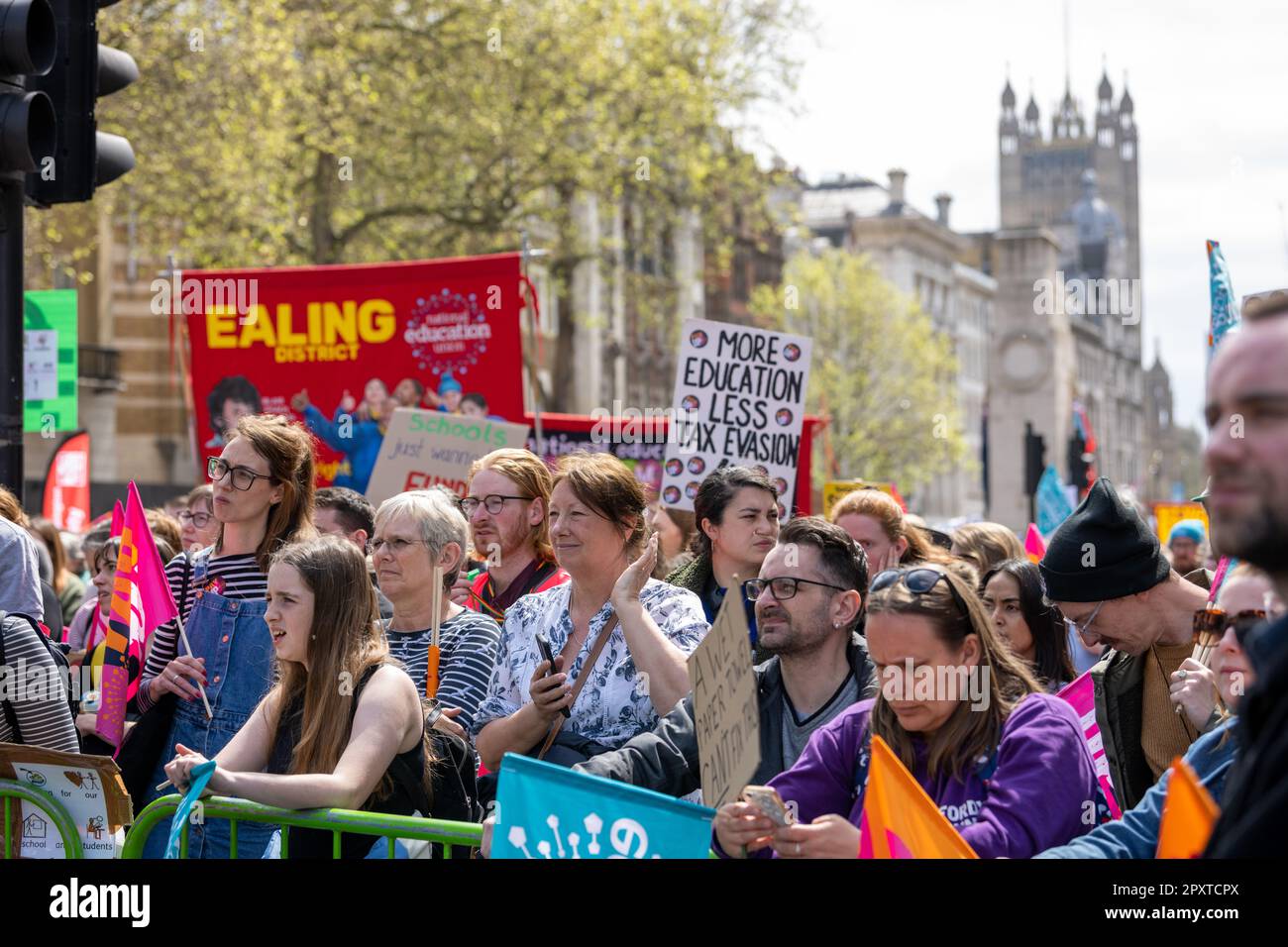 Londra 2nd maggio 2023 Rally di protesta dell'Unione Nazionale dell'Educazione a Whitehall Londra UK Credit: Ian Davidson/Alamy Live News Foto Stock