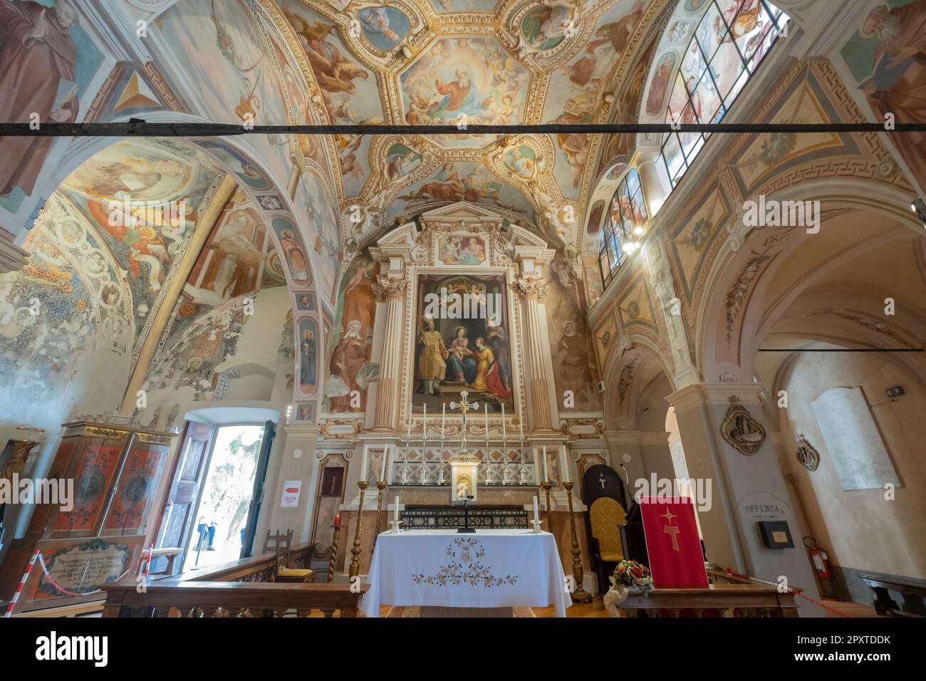 Veduta interna di Santa Caterina del Sasso, monastero cattolico romano situato sulla sponda orientale del Lago maggiore, Leggiuno, Lombardia, Italia. Foto Stock