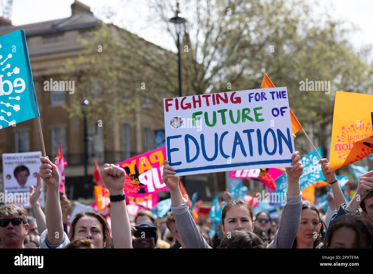 Londra, Regno Unito. 02nd maggio, 2023. Londra 2nd maggio 2023 Rally di protesta dell'Unione Nazionale dell'Educazione a Whitehall Londra UK Credit: Ian Davidson/Alamy Live News Foto Stock