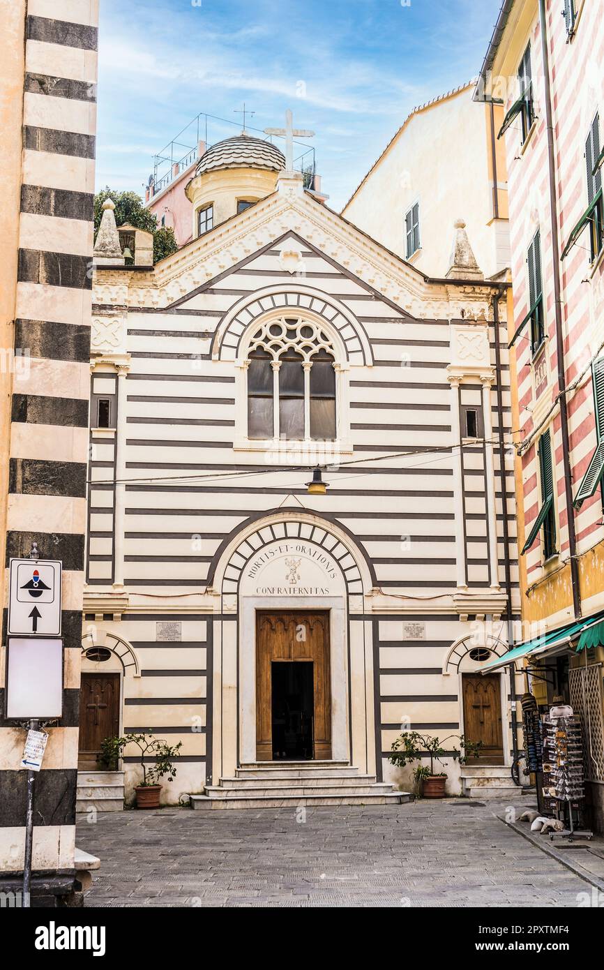 Oratorio della Confraternita dei Neri Mortis et Orationis che si trova nella piazza principale del paese di Monterosso al mare, cinque Terre Foto Stock