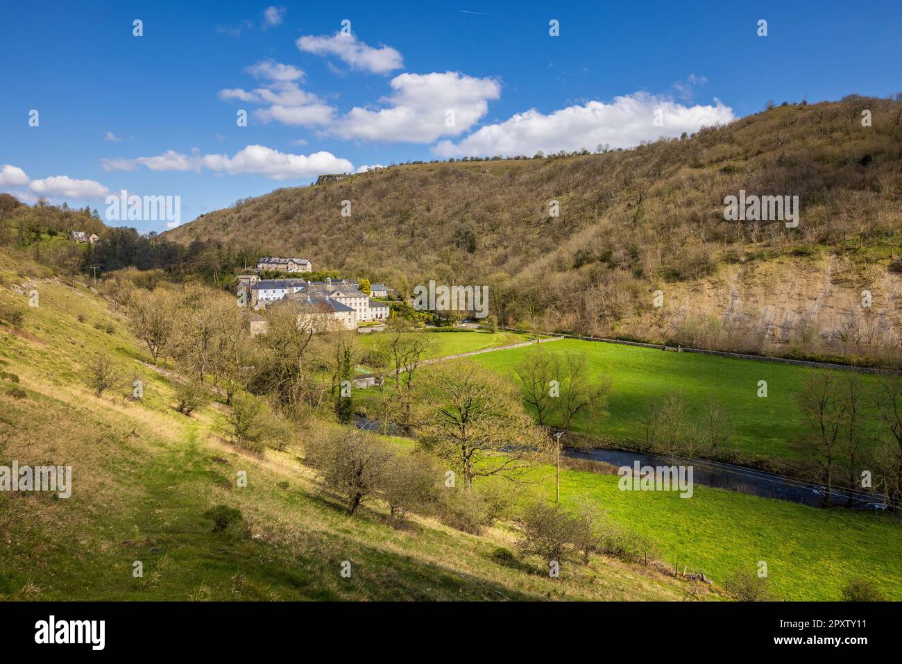 Cressbrook Mill di Arkwright dal Monsal Trail, Peak District National Park, Derbyshire, Inghilterra Foto Stock