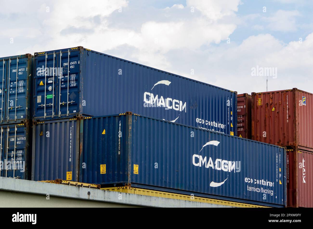 SENOV, REPUBBLICA CECA - 8 SETTEMBRE 2022: Container CMA CGM eco con pavimento in bambù nel terminal merci Foto Stock