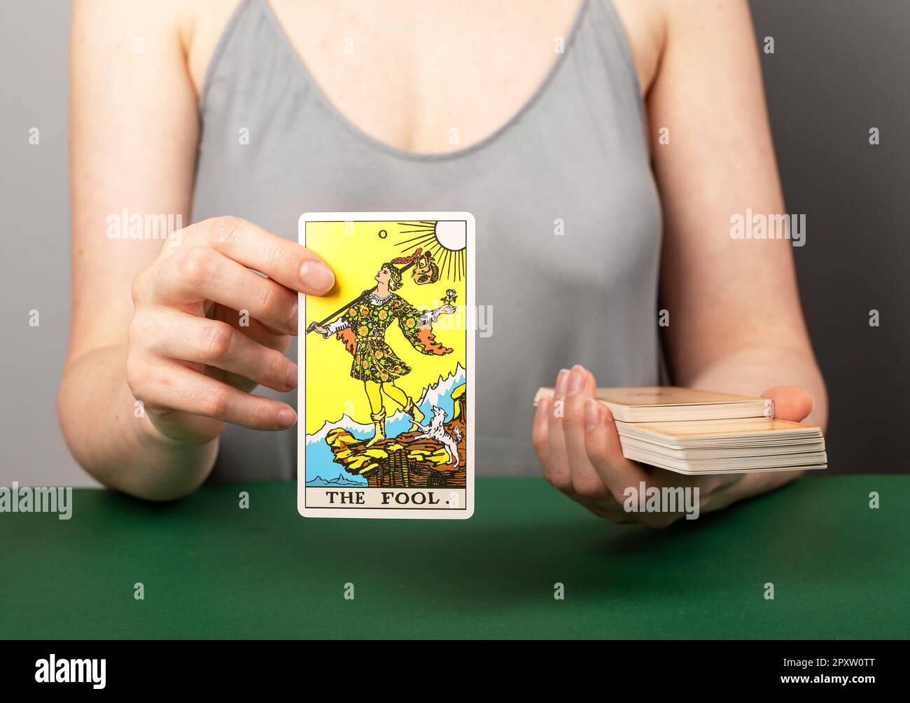 Lodz Polonia Aprile 15 2023 The Fool arcana, i lettori di tarocchi che tengono la mano mostrando taro card durante la divinazione. Foto Stock