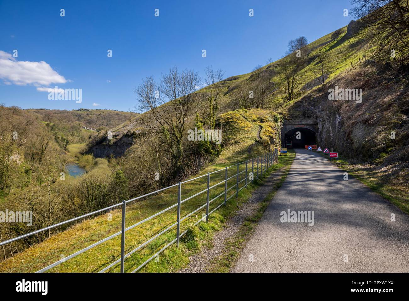 L'ingresso al Cressbrook Tunnel sul Monsal Trail, il Peak District National Park, Derbyshire, Inghilterra Foto Stock