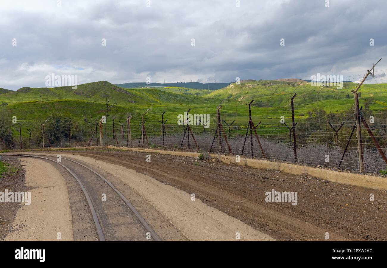 Vecchia linea ferroviaria al confine con la Giordania in Israele Foto Stock