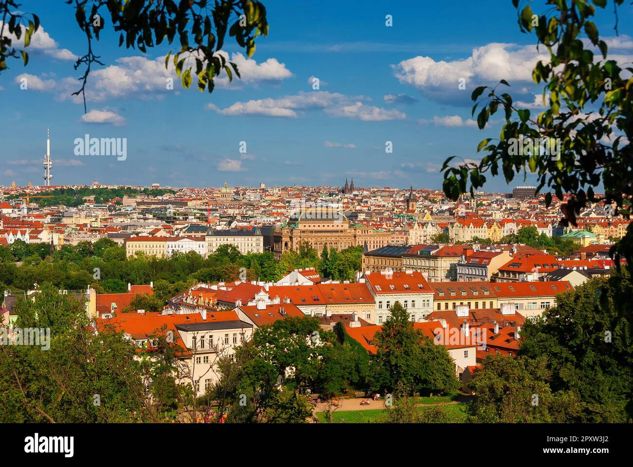 Vista panoramica dello skyline del centro storico di Praga dalla collina Petrin Foto Stock