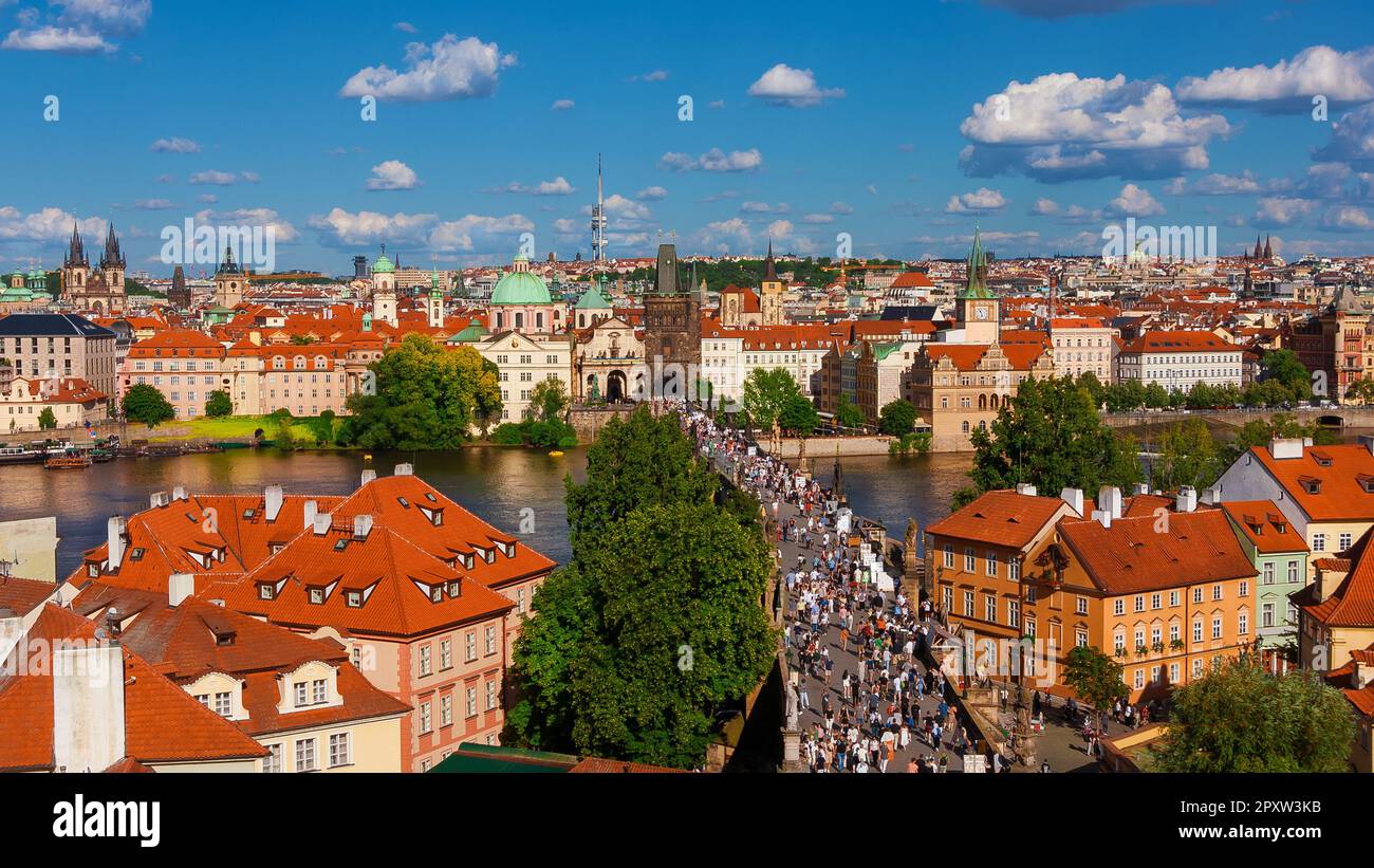 Centro storico di Praga bellissimo skyline con il Ponte Carlo e il fiume Moldava Foto Stock