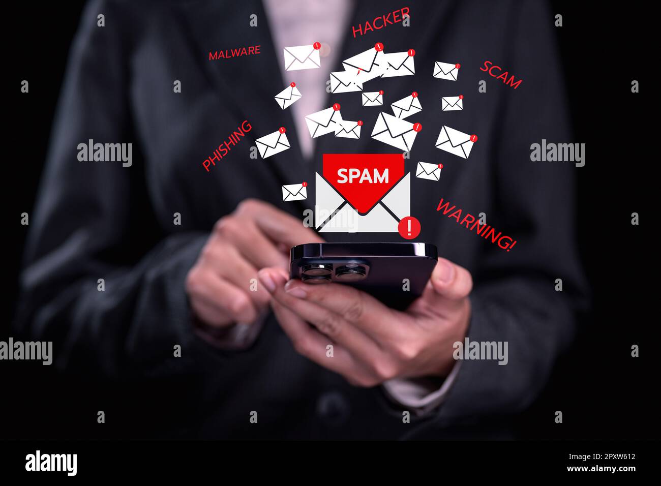 Avviso di avviso, persone con l'icona di un messaggio spam sul telefono cellulare Foto Stock