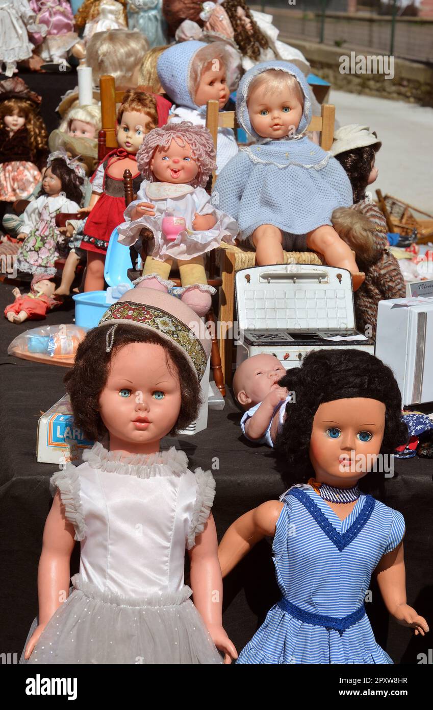 Castelnuovo don Bosco, Piemonte, Italia -04/25/2023- il mercato annuale dell'antiquariato e dell'annata Foto Stock