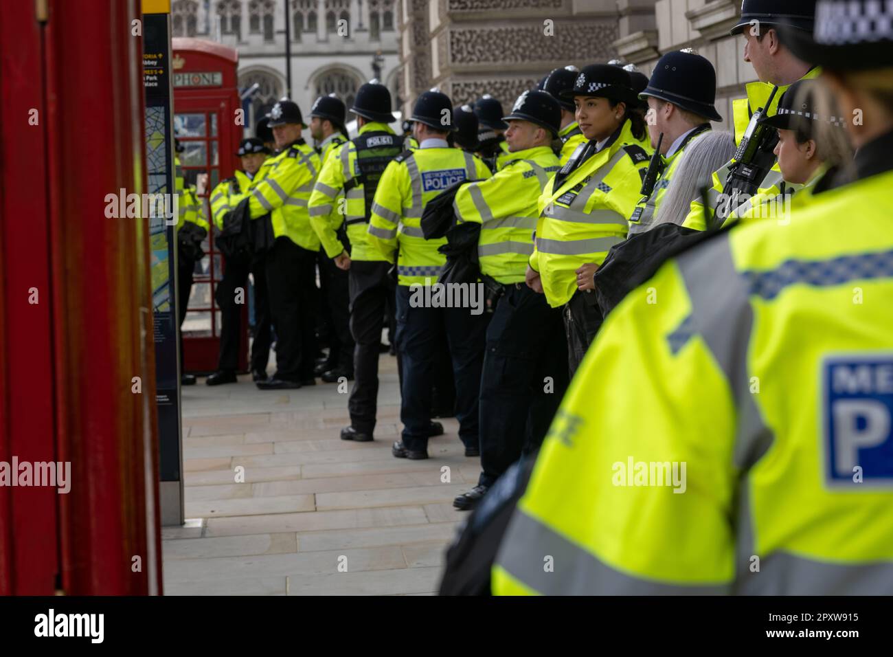 Londra, Regno Unito. 2nd maggio, 2023. C'è stato un gran numero di poliziotti metropolitani che hanno sorvegliato la visita del Re alle Case del Parlamento con una grande dimostrazione NEU nelle vicinanze. Credit: Ian Davidson/Alamy Live News Foto Stock