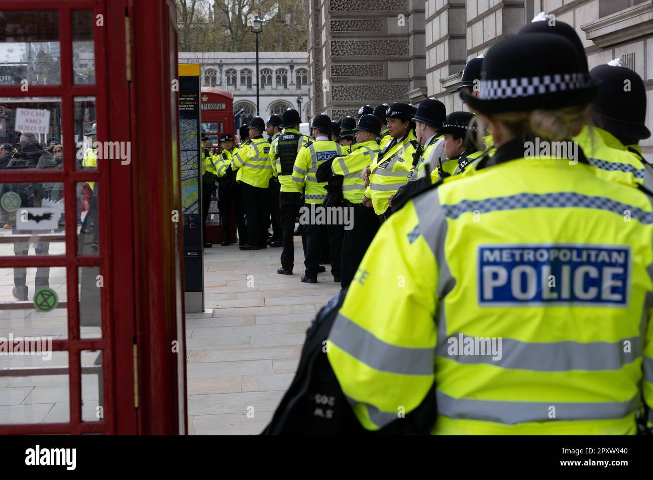 Londra, Regno Unito. 2nd maggio, 2023. C'è stato un gran numero di poliziotti metropolitani che hanno sorvegliato la visita del Re alle Case del Parlamento con una grande dimostrazione NEU nelle vicinanze. Credit: Ian Davidson/Alamy Live News Foto Stock