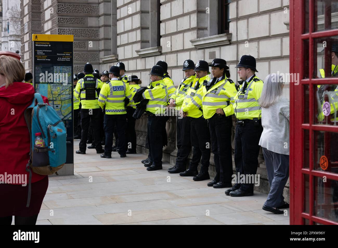 Londra, Regno Unito. 2nd maggio, 2023. C'è stato un gran numero di poliziotti metropolitani che hanno sorvegliato la visita del Re alle Case del Parlamento con una grande dimostrazione NEU nelle vicinanze. Credit: Ian Davidson/Alamy Live News Foto Stock