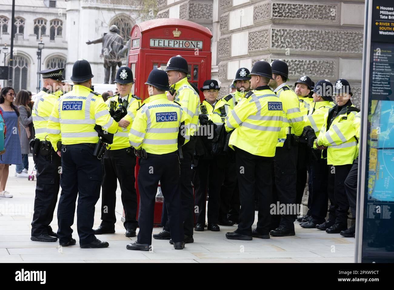 Londra, Regno Unito. 2nd maggio, 2023. C'è stato un gran numero di poliziotti metropolitani che hanno sorvegliato la visita del Re alle Case del Parlamento con una grande dimostrazione NEU nelle vicinanze. Credit: Ian Davidson/Alamy Live News Foto Stock