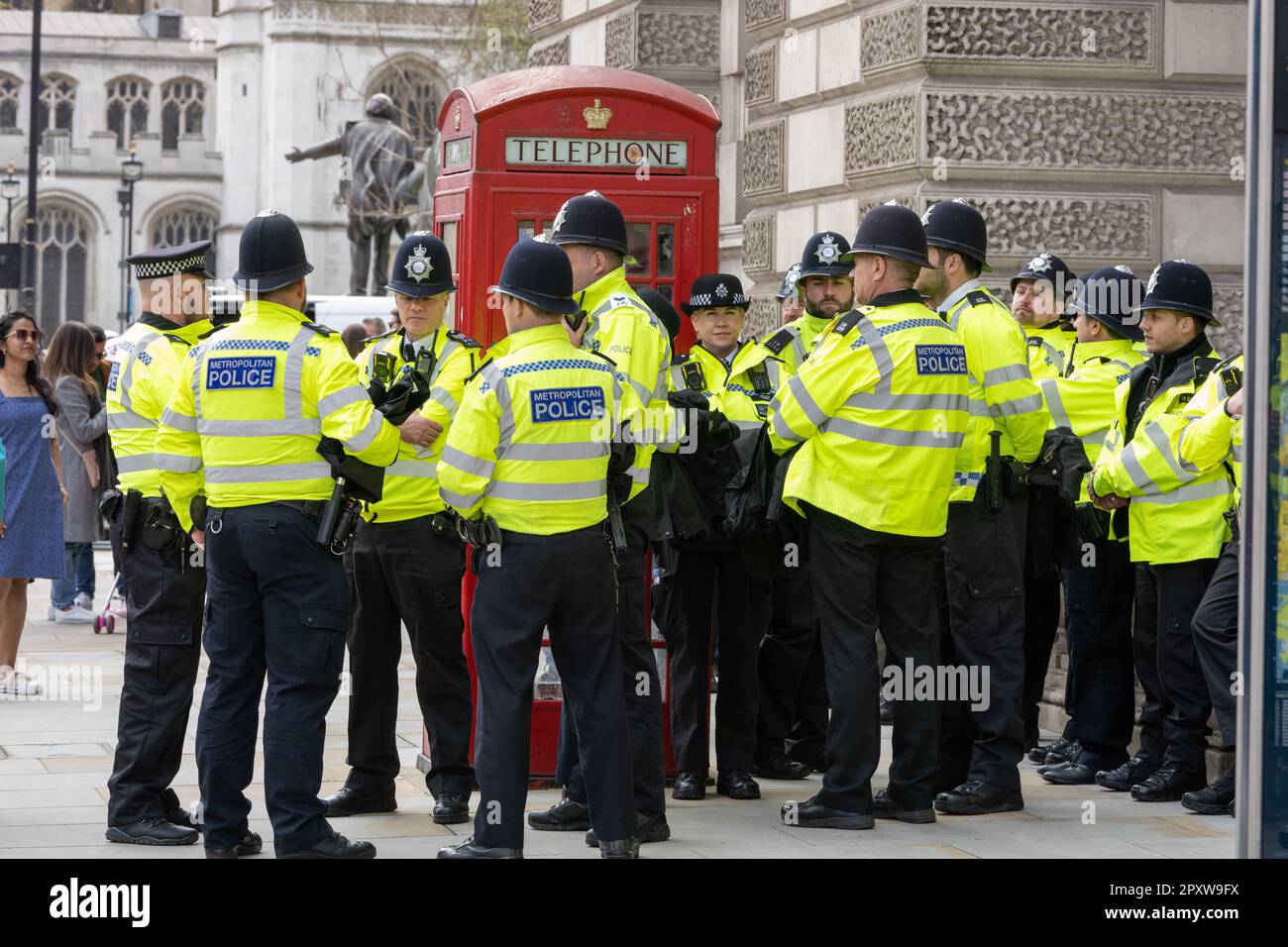 Londra, Regno Unito. 2nd maggio, 2023. C'è stato un gran numero di poliziotti metropolitani che hanno sorvegliato la visita del Re alle Case del Parlamento con una grande dimostrazione NEU nelle vicinanze. Credit: Ian Davidson/Alamy Live News Foto Stock