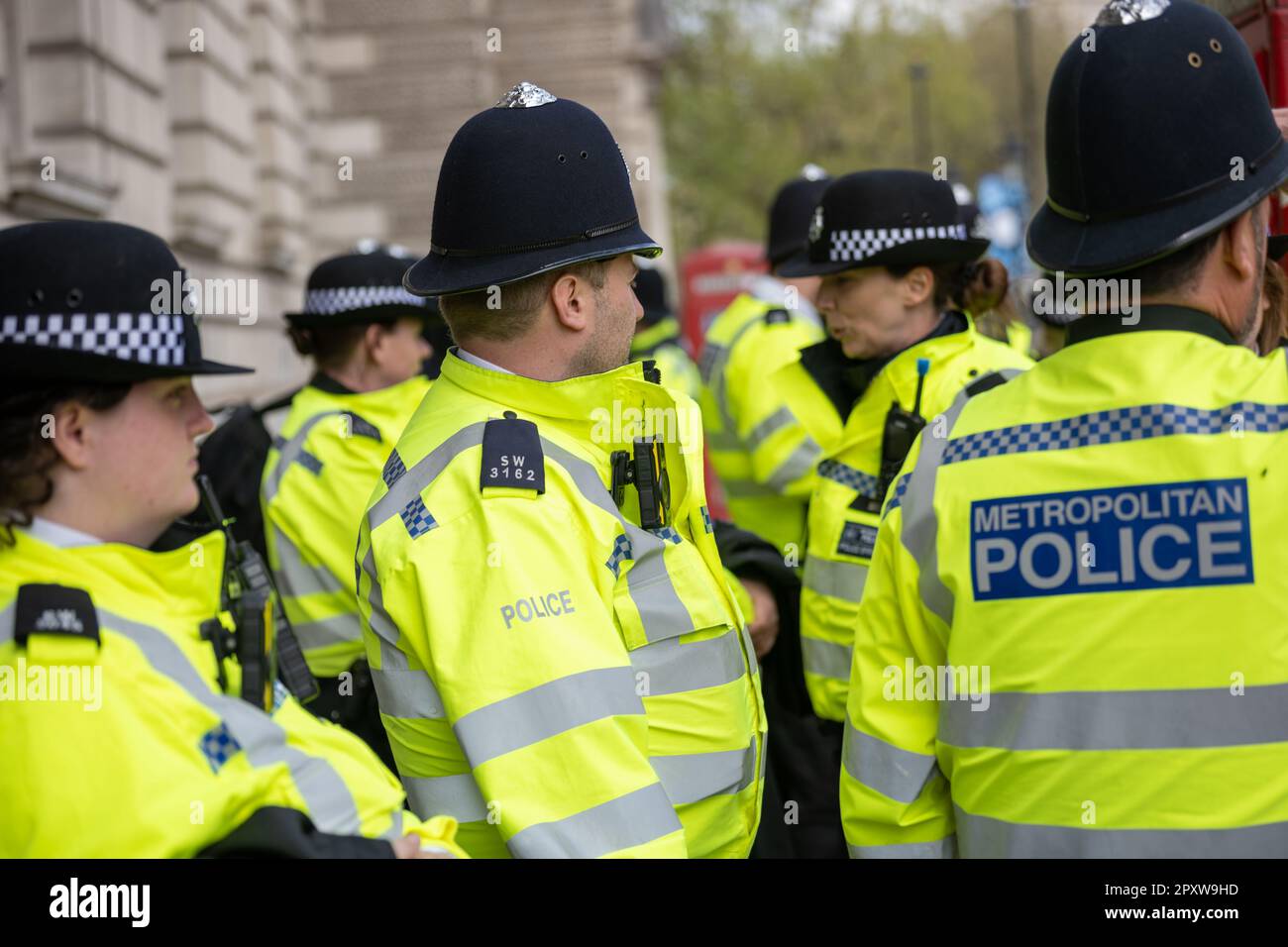 Londra, Regno Unito. 2nd maggio, 2023. C'è stato un gran numero di poliziotti metropolitani che hanno sorvegliato la visita del Re alle Case del Parlamento con una grande dimostrazione NEU nelle vicinanze. Credit: Ian Davidson/Alamy Live News Foto Stock