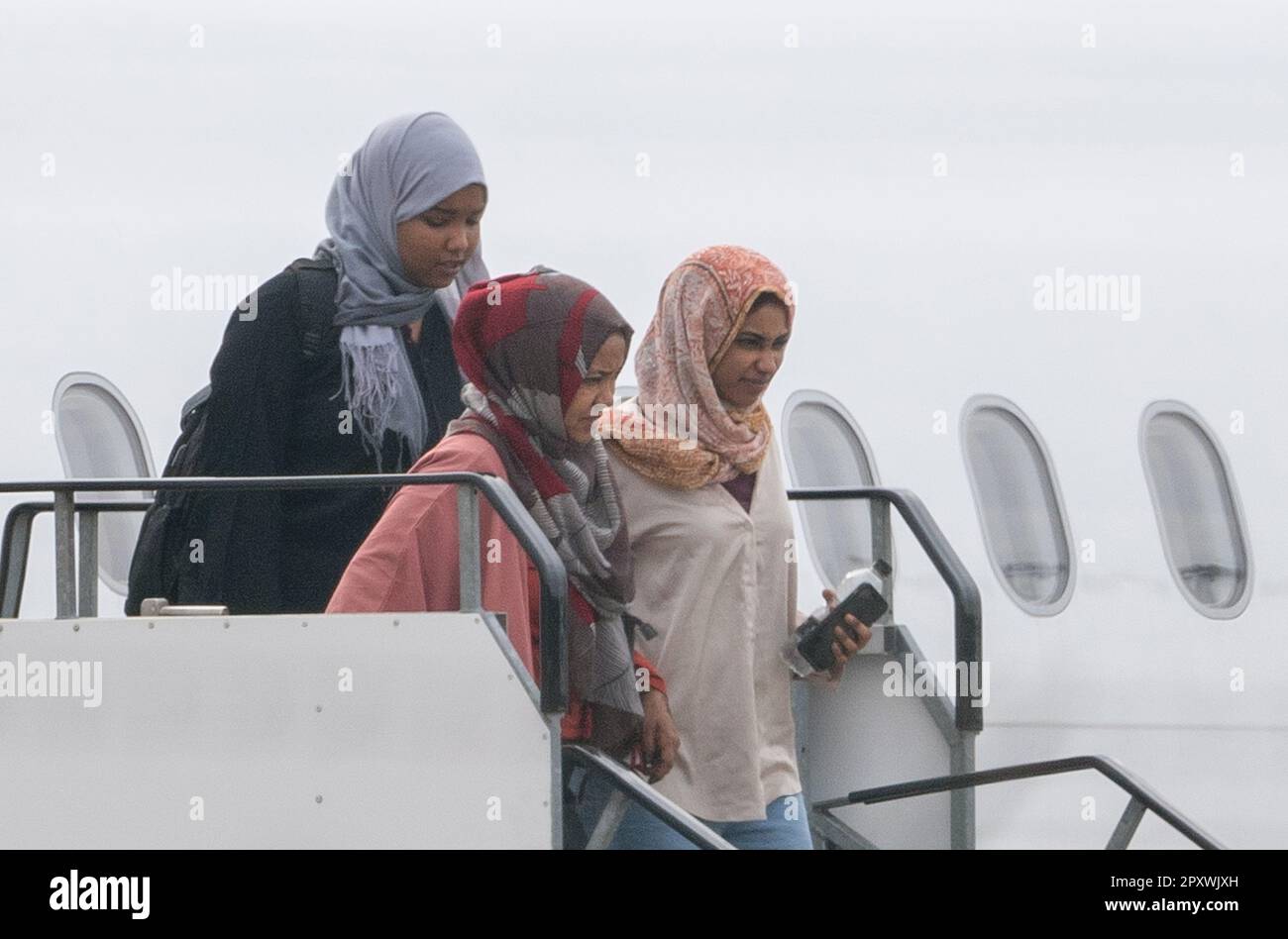 Le persone evacuate dal Sudan arrivano con un volo da Cipro all'aeroporto di Birmingham. Circa 1.400 militari sono coinvolti nell'evacuazione su larga scala dei cittadini britannici. Data immagine: Martedì 2 maggio 2023. Foto Stock