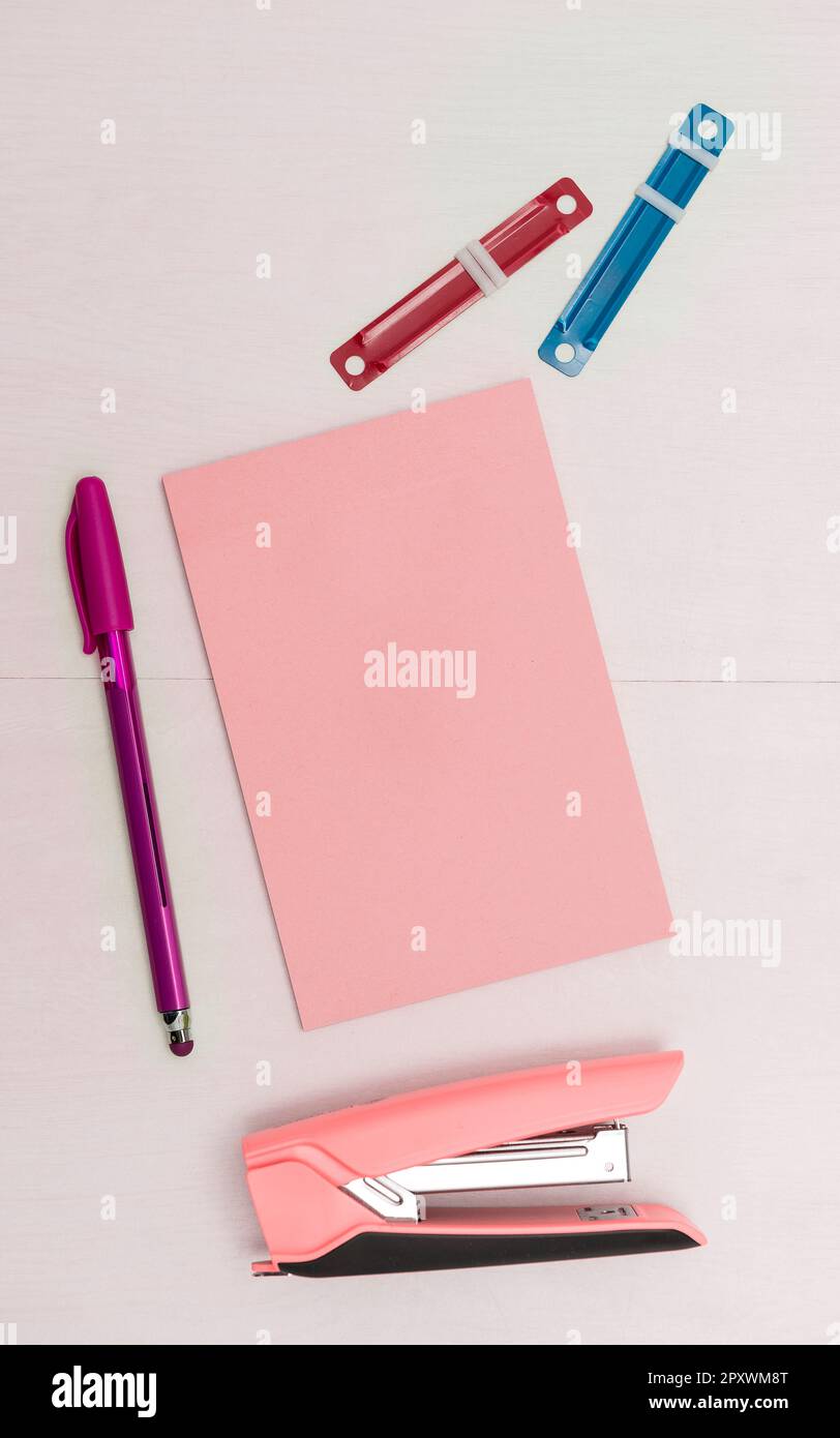 Immagine con forniture scolastiche, adesivi, notebook messaggio importante Foto Stock