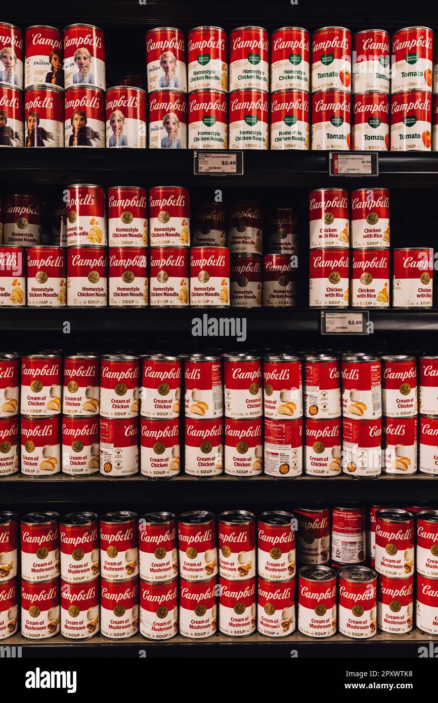 Le zuppe di Campbell sono allineate sugli scaffali del Metropolitan Market di Seattle, Washington Foto Stock