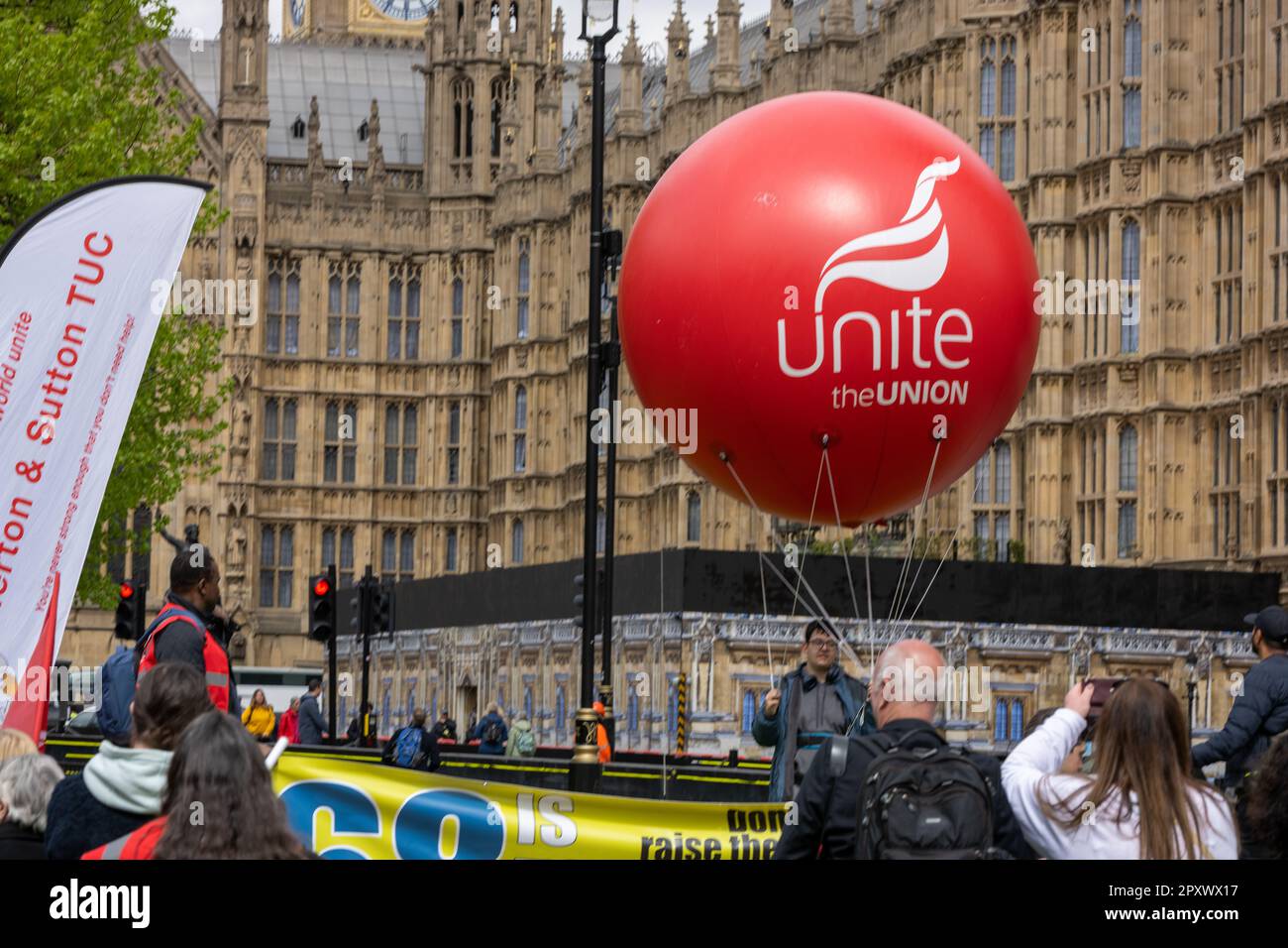 Londonn, Regno Unito. 2nd maggio, 2023. Un piccolo raduno di Unite l'Unione contro l'aumento dell'età pensionabile statale detenuto di fronte alle Camere del Parlamento credito: Ian Davidson/Alamy Live News Foto Stock