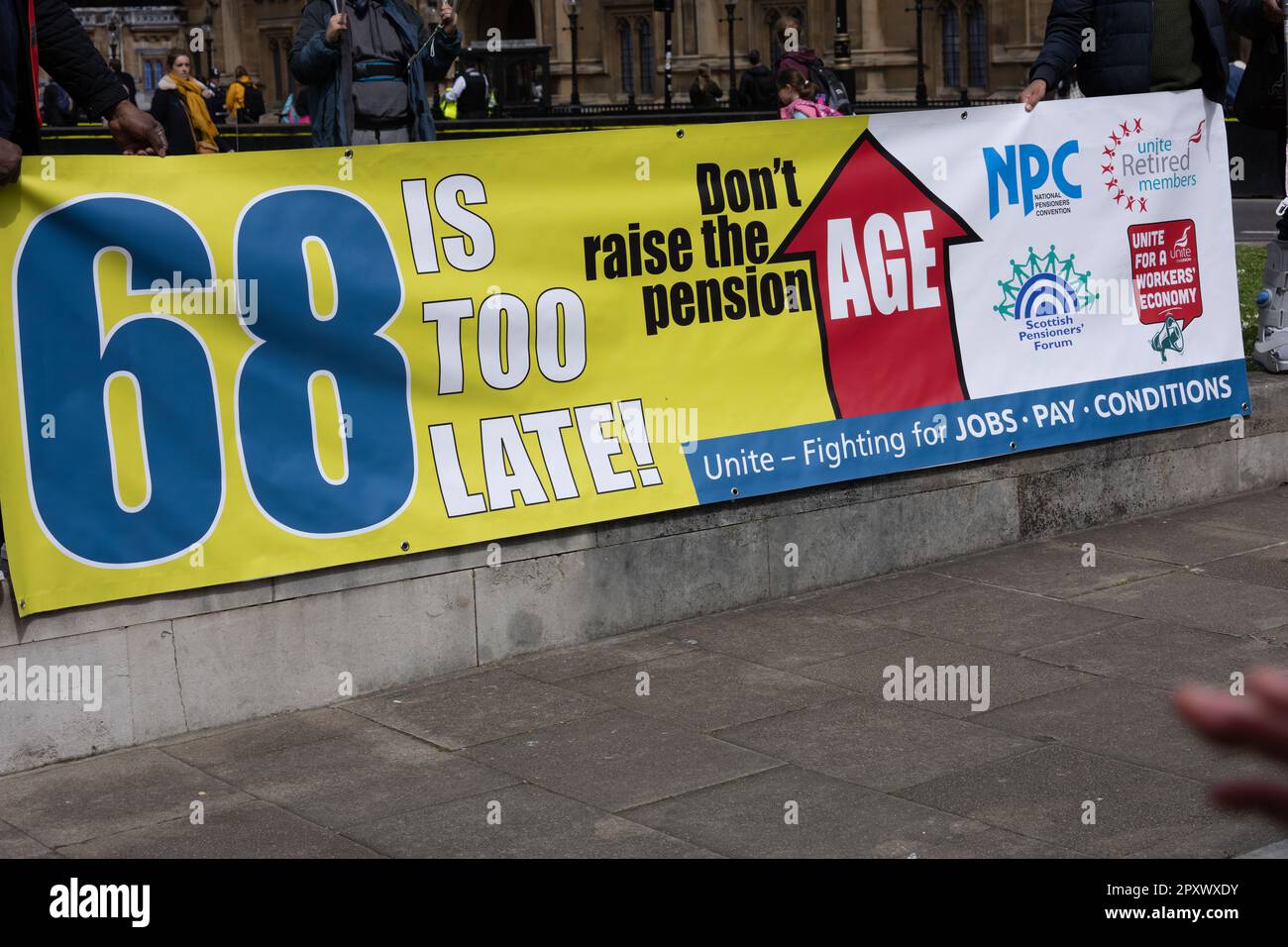 Londonn, Regno Unito. 2nd maggio, 2023. Un piccolo raduno di Unite l'Unione contro l'aumento dell'età pensionabile statale detenuto di fronte alle Camere del Parlamento credito: Ian Davidson/Alamy Live News Foto Stock